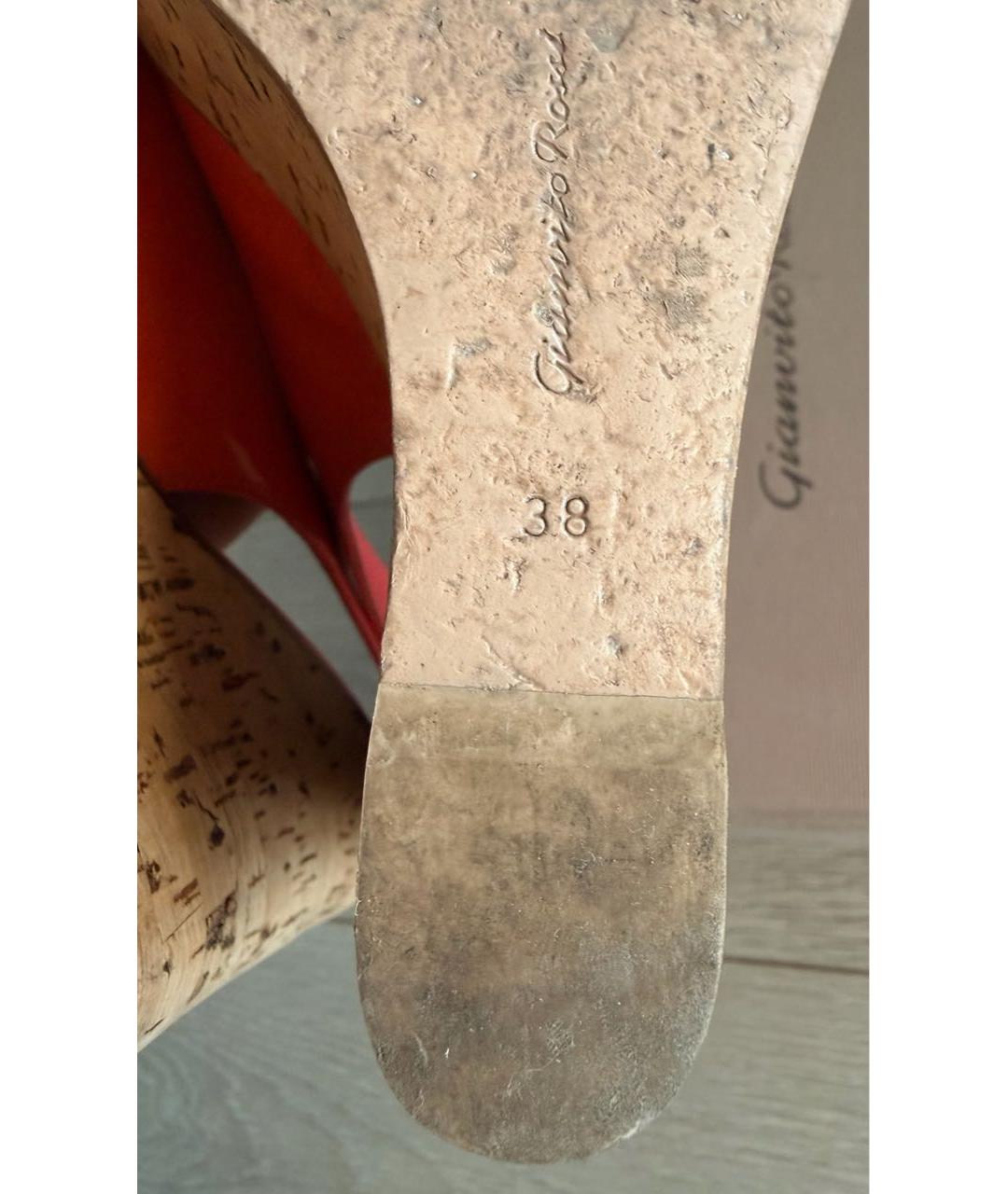 GIANVITO ROSSI Коралловые босоножки из лакированной кожи, фото 6