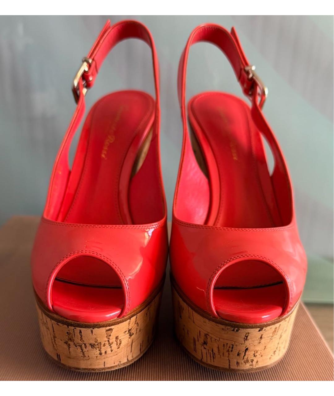 GIANVITO ROSSI Коралловые босоножки из лакированной кожи, фото 2