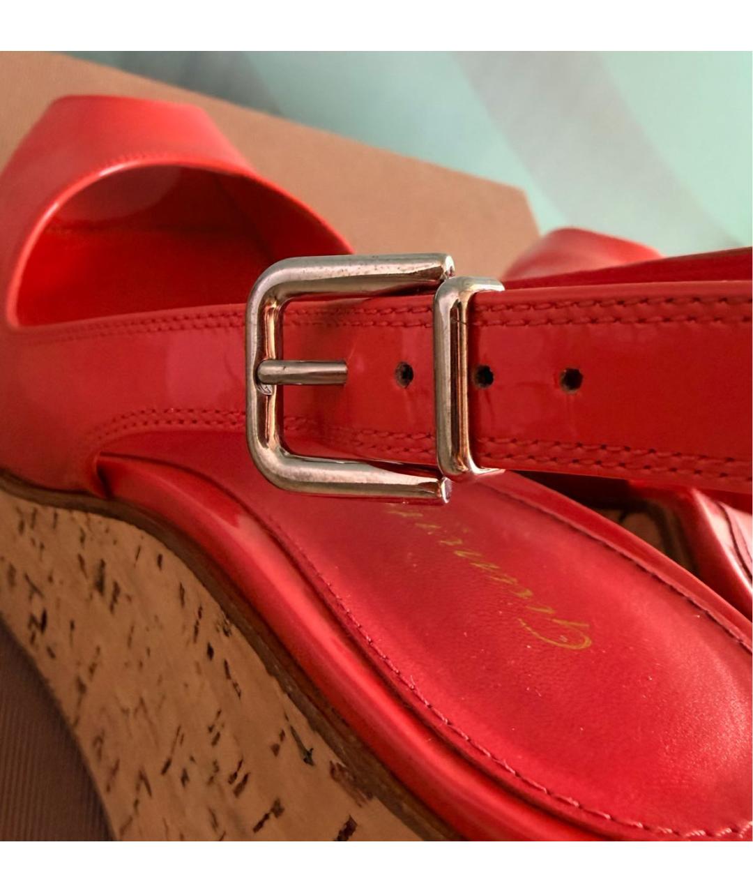 GIANVITO ROSSI Коралловые босоножки из лакированной кожи, фото 5
