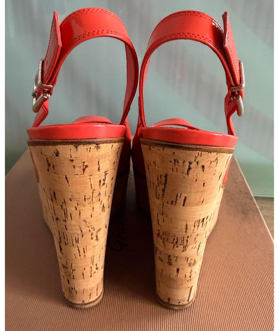 GIANVITO ROSSI Коралловые босоножки из лакированной кожи, фото 4