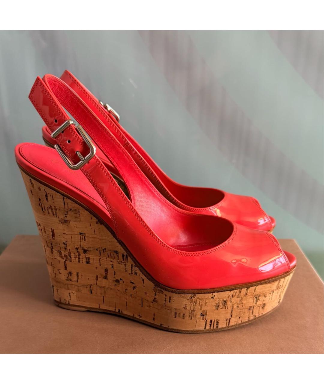 GIANVITO ROSSI Коралловые босоножки из лакированной кожи, фото 9