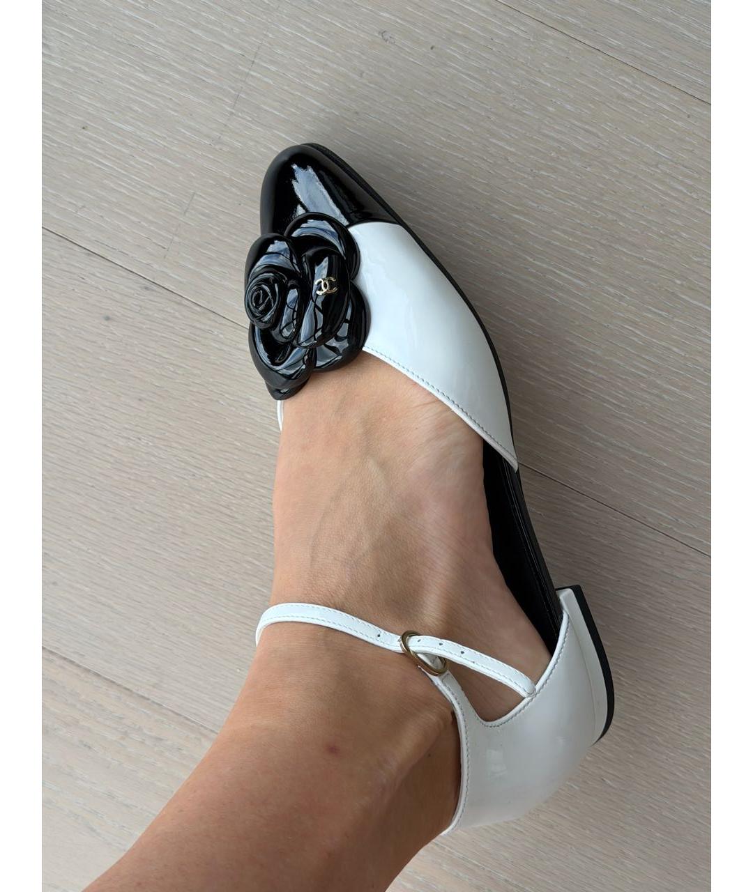 CHANEL Белые балетки из лакированной кожи, фото 6
