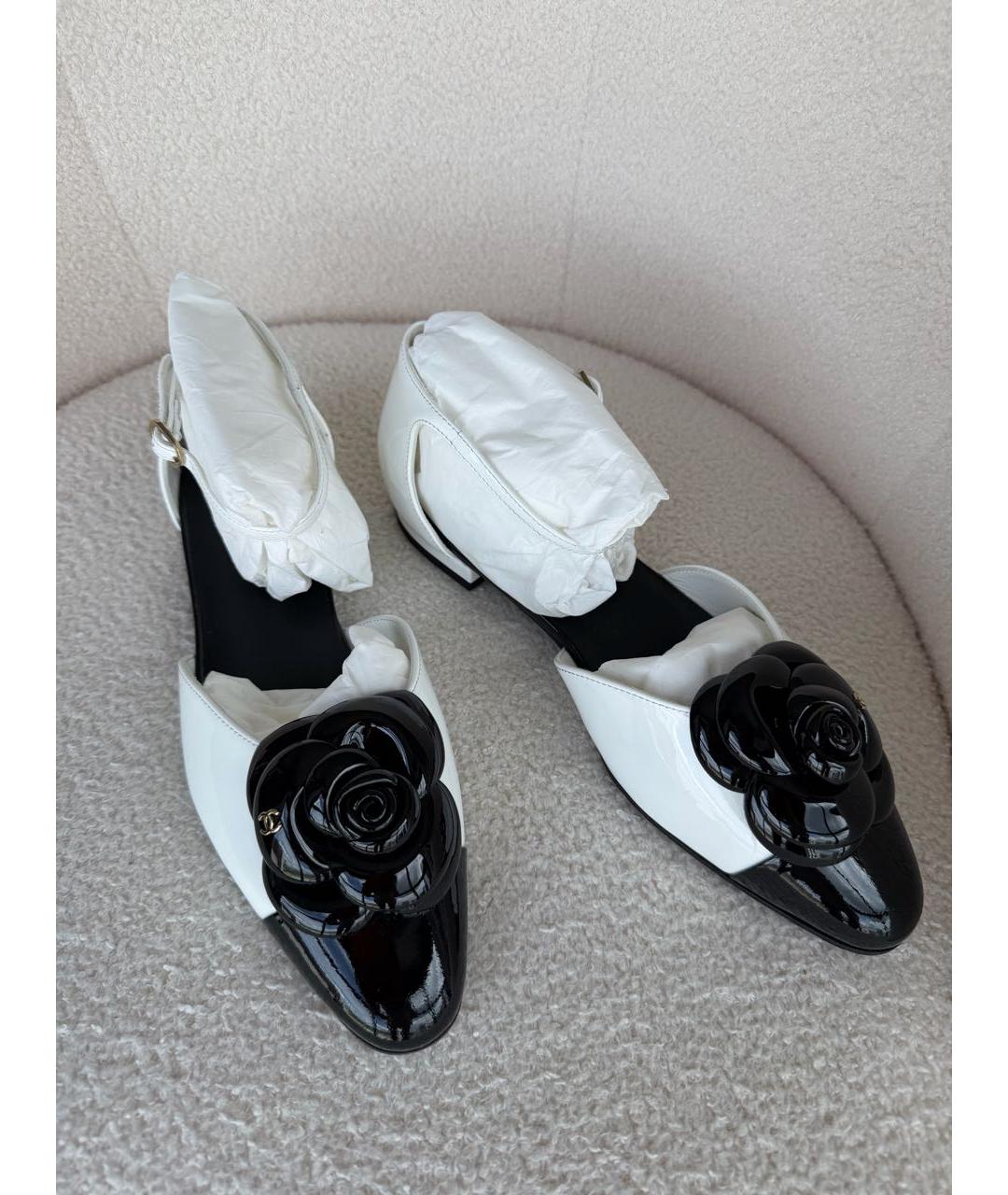 CHANEL Белые балетки из лакированной кожи, фото 4