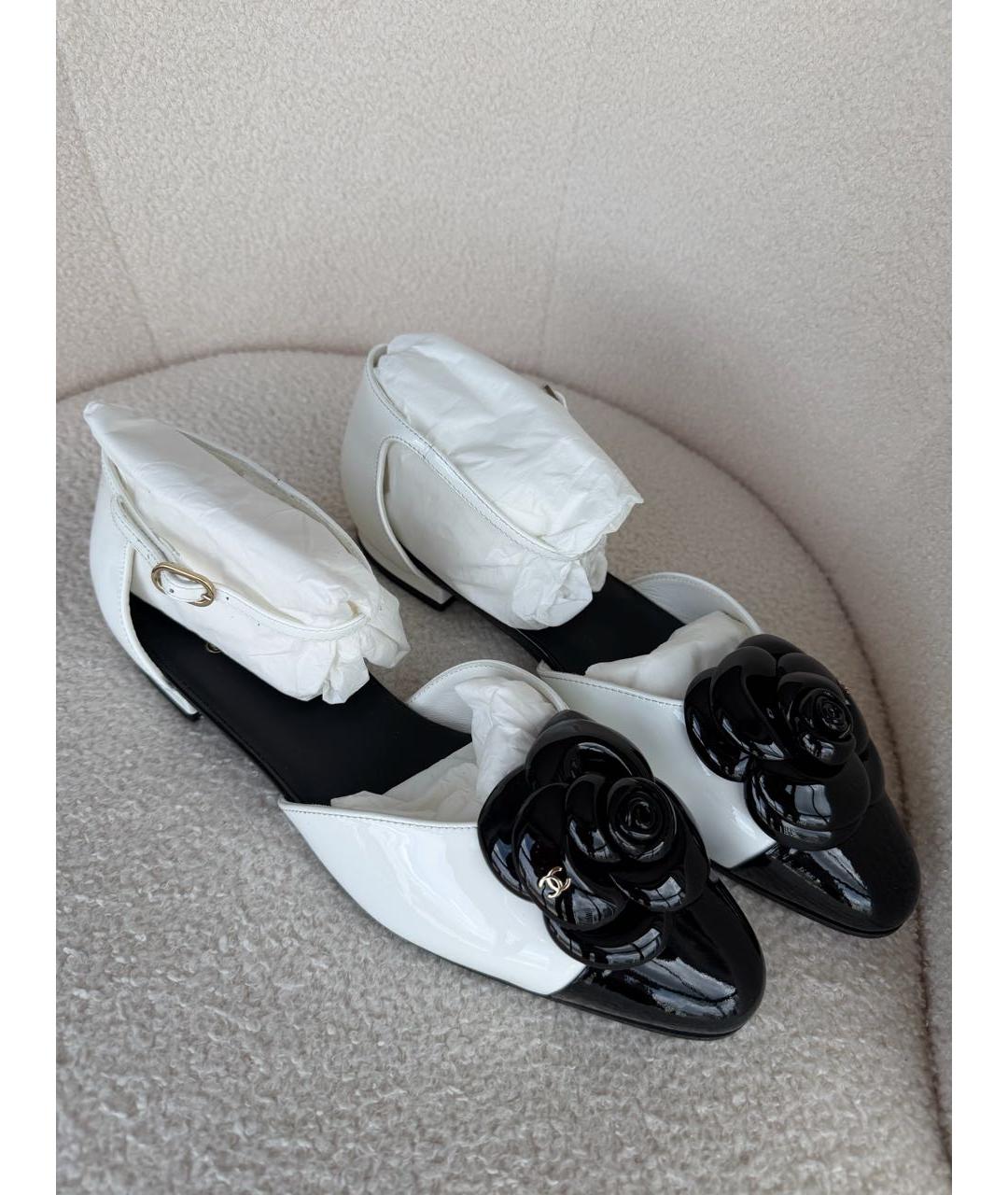 CHANEL Белые балетки из лакированной кожи, фото 2