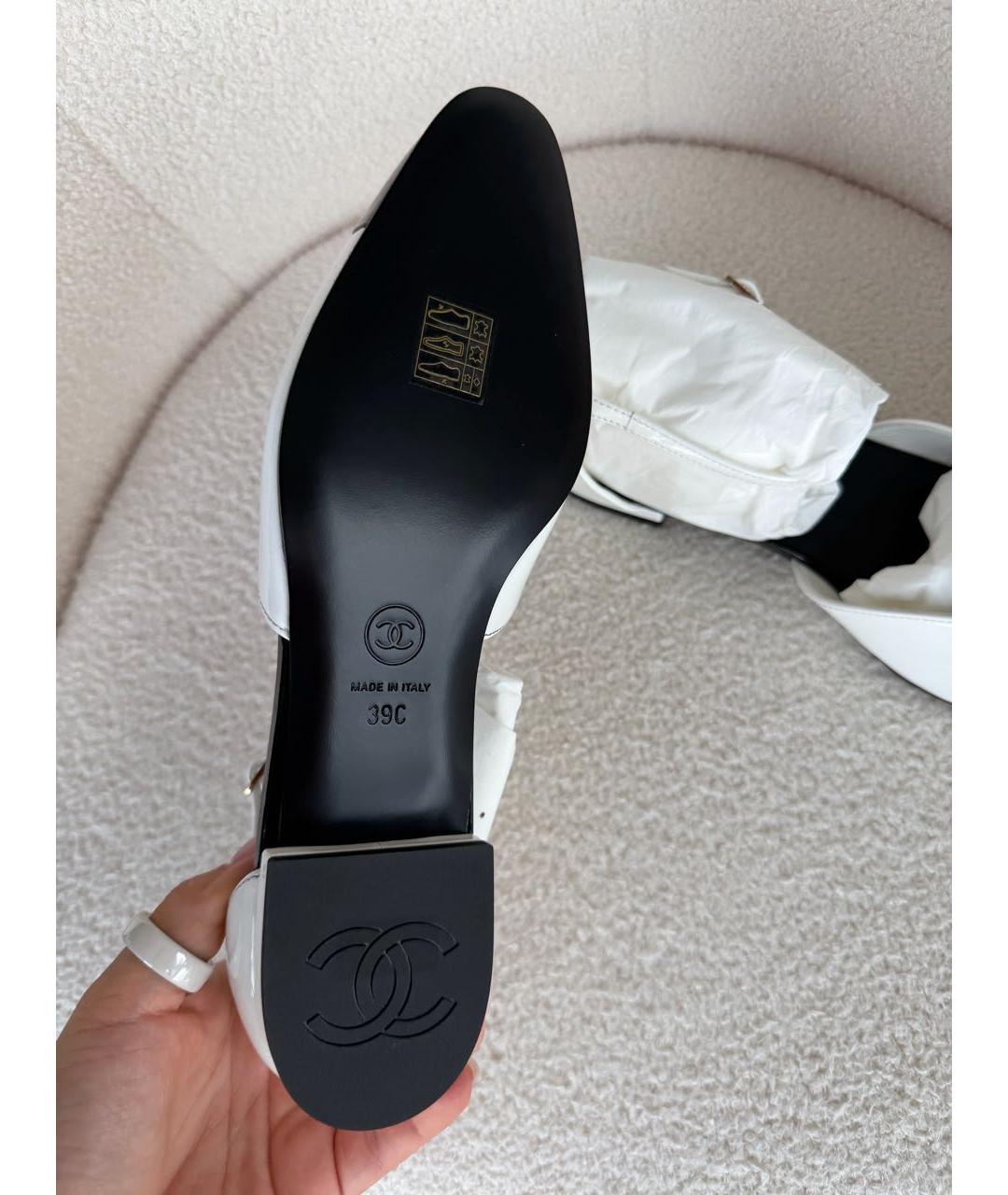 CHANEL Белые балетки из лакированной кожи, фото 3