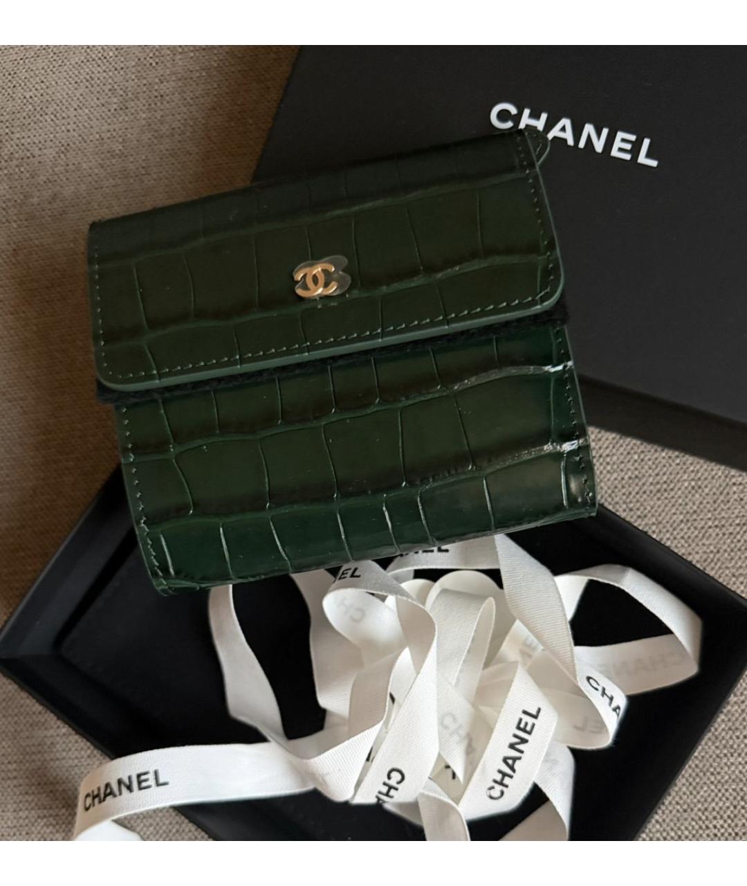 CHANEL Зеленый кошелек из лакированной кожи, фото 2