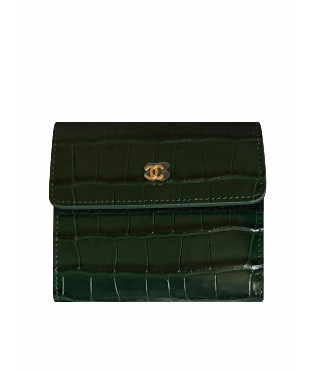 CHANEL Зеленый кошелек из лакированной кожи, фото 1