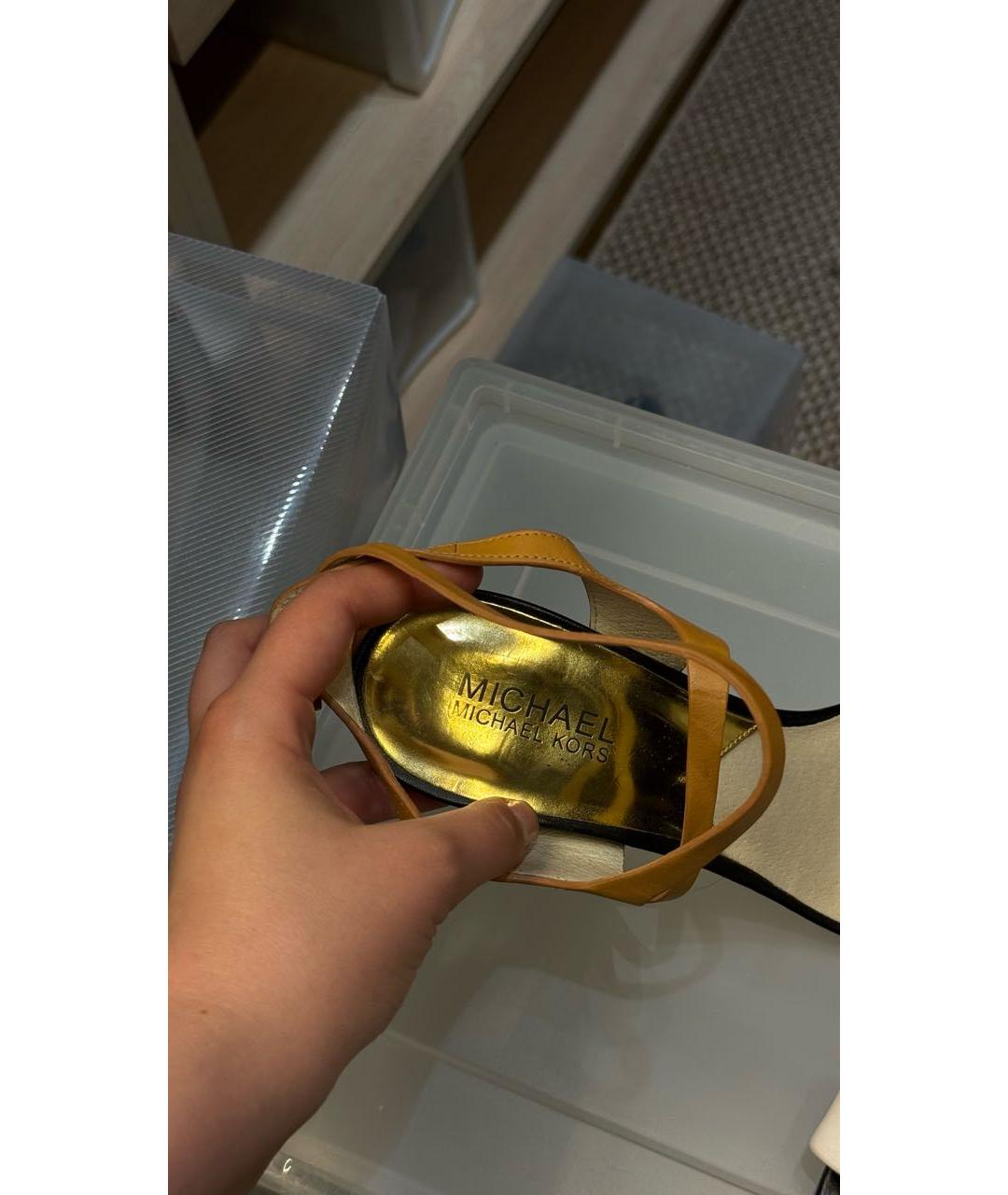 MICHAEL MICHAEL KORS Золотые кожаные босоножки, фото 3