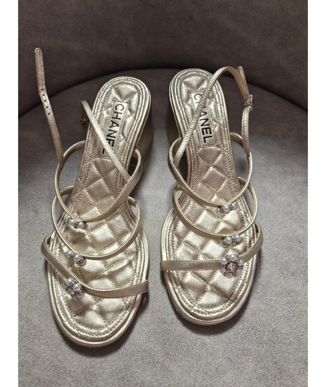 CHANEL Золотые кожаные босоножки, фото 2