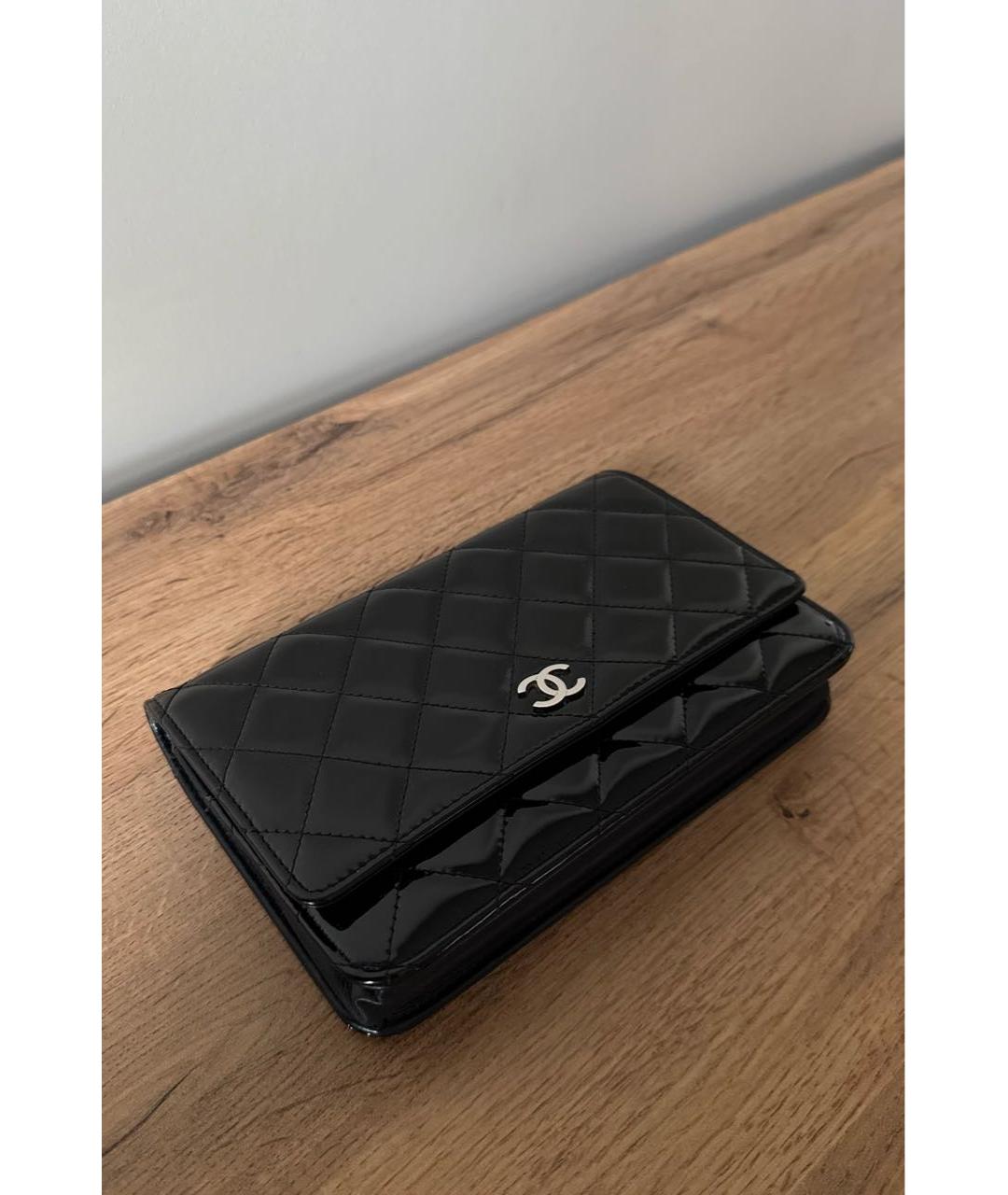 CHANEL Черная сумка через плечо из лакированной кожи, фото 4