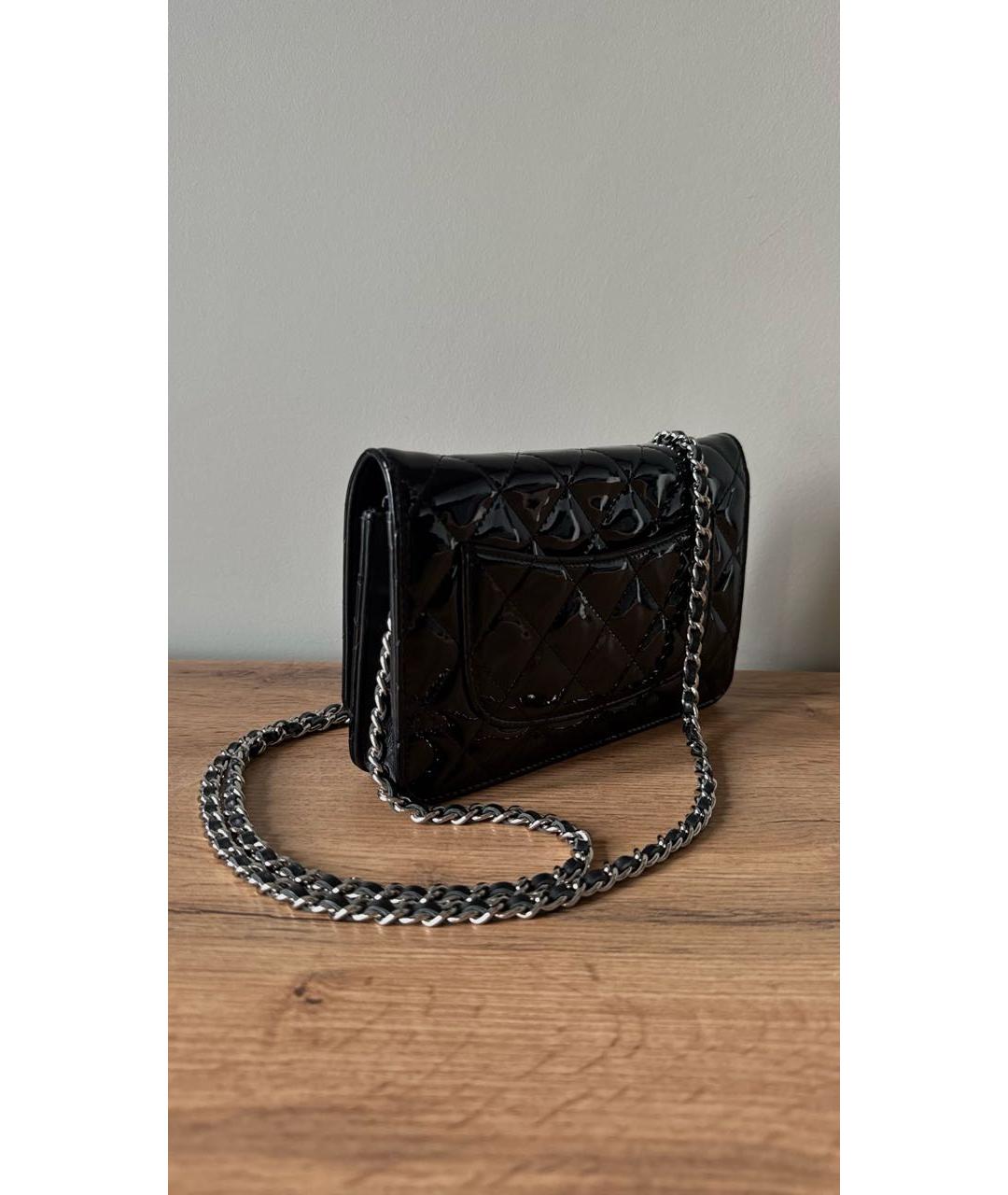 CHANEL Черная сумка через плечо из лакированной кожи, фото 2