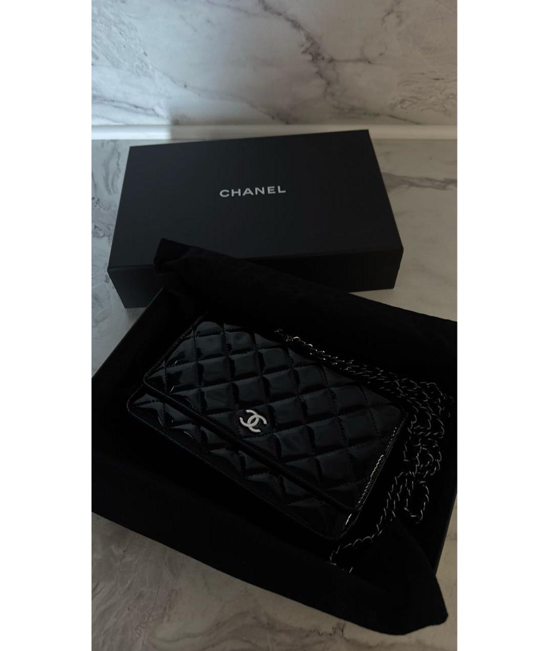 CHANEL Черная сумка через плечо из лакированной кожи, фото 6