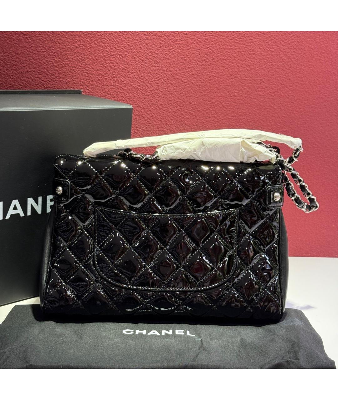CHANEL Черная сумка через плечо из лакированной кожи, фото 4