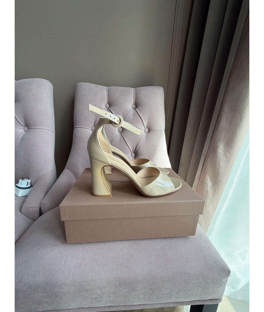 GIANVITO ROSSI Бежевые босоножки из лакированной кожи, фото 6