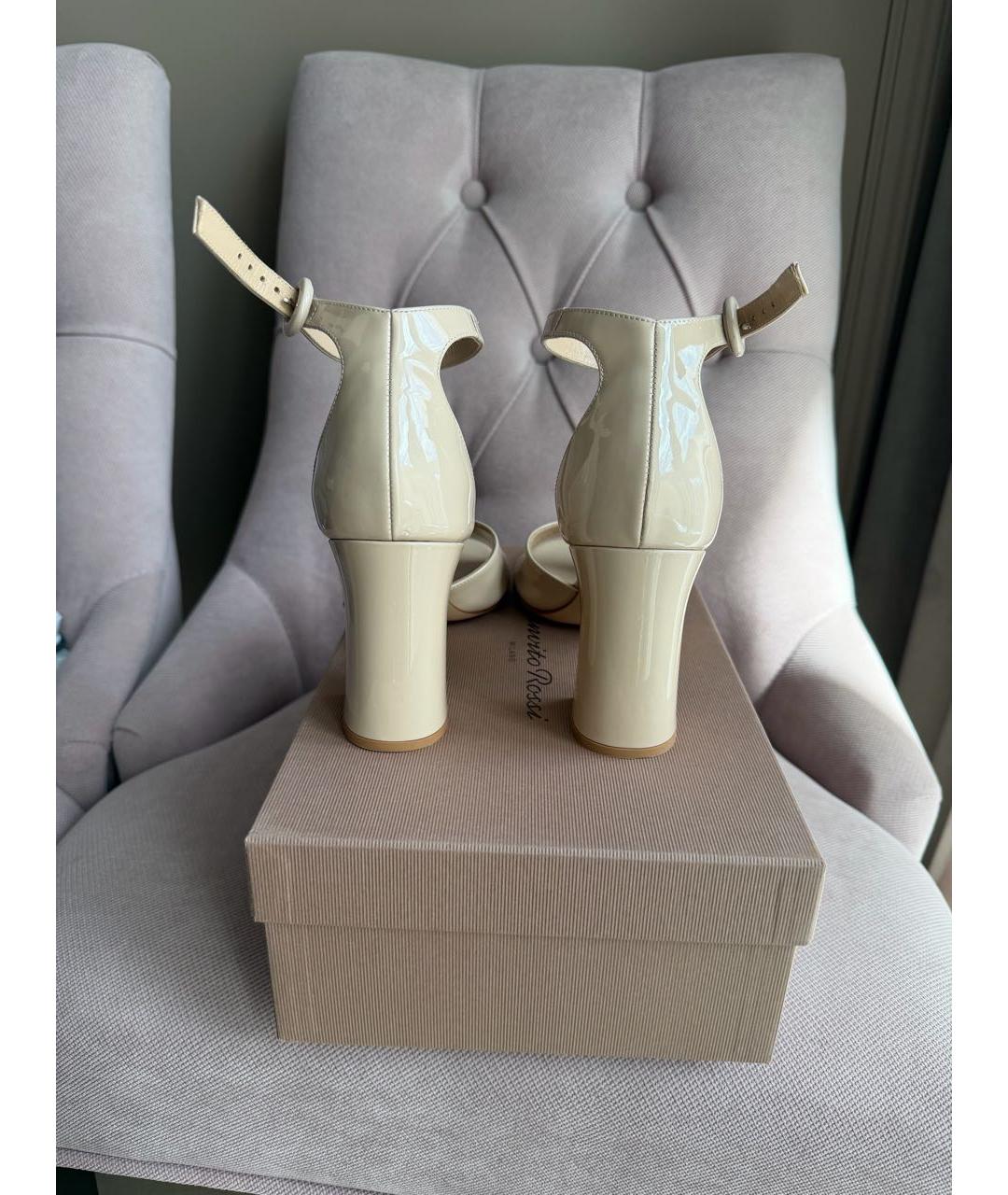GIANVITO ROSSI Бежевые босоножки из лакированной кожи, фото 4