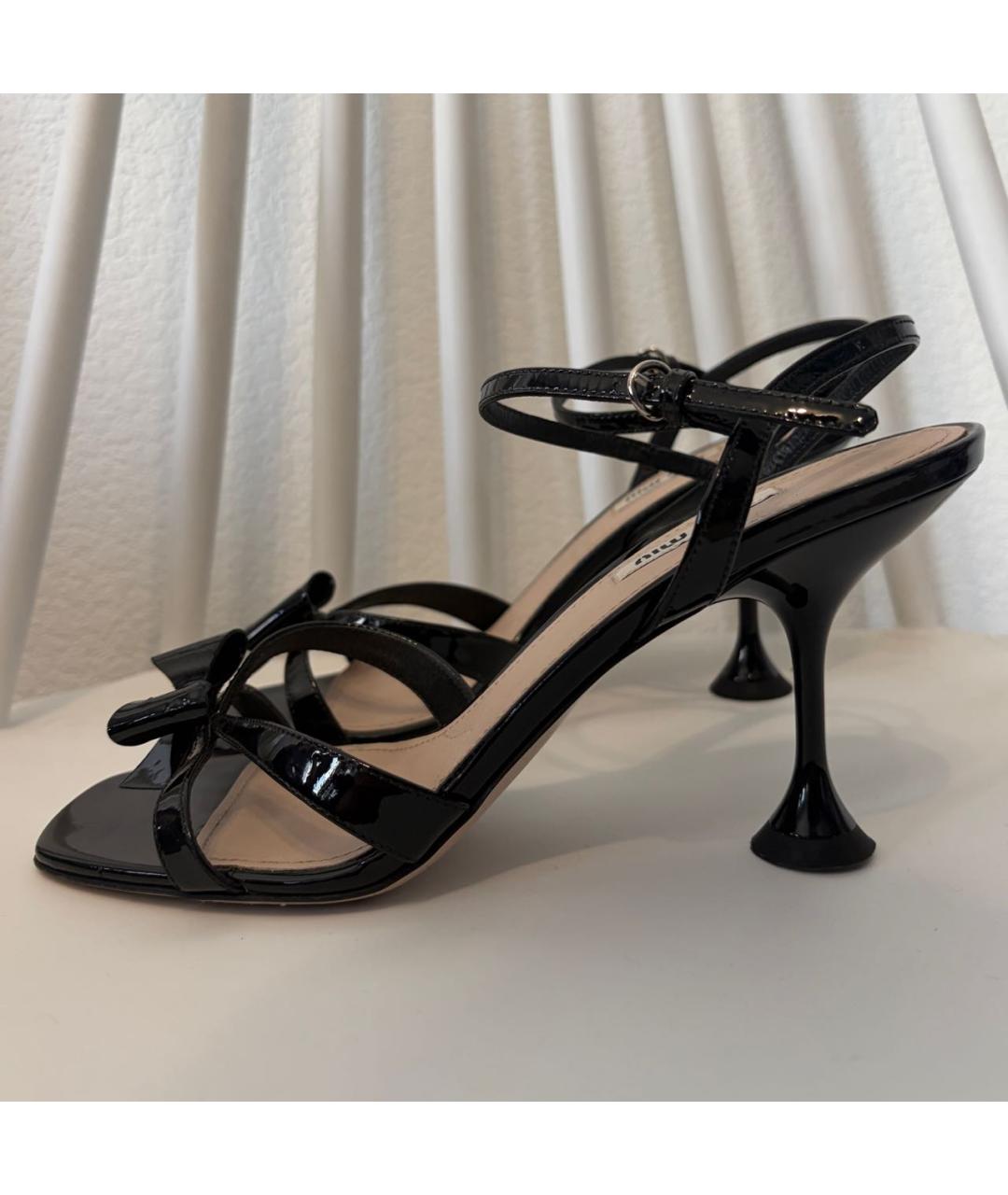 MIU MIU Черные босоножки из лакированной кожи, фото 3