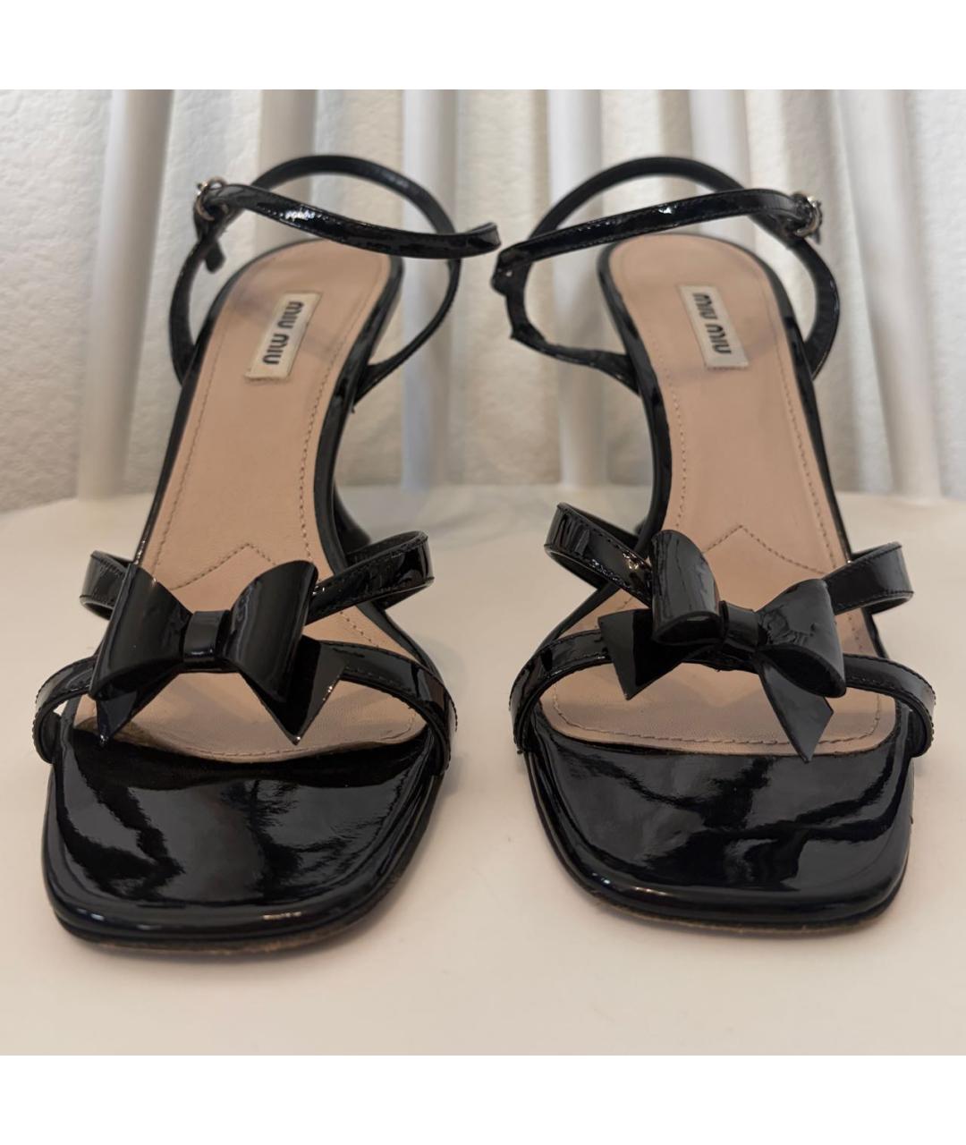 MIU MIU Черные босоножки из лакированной кожи, фото 2