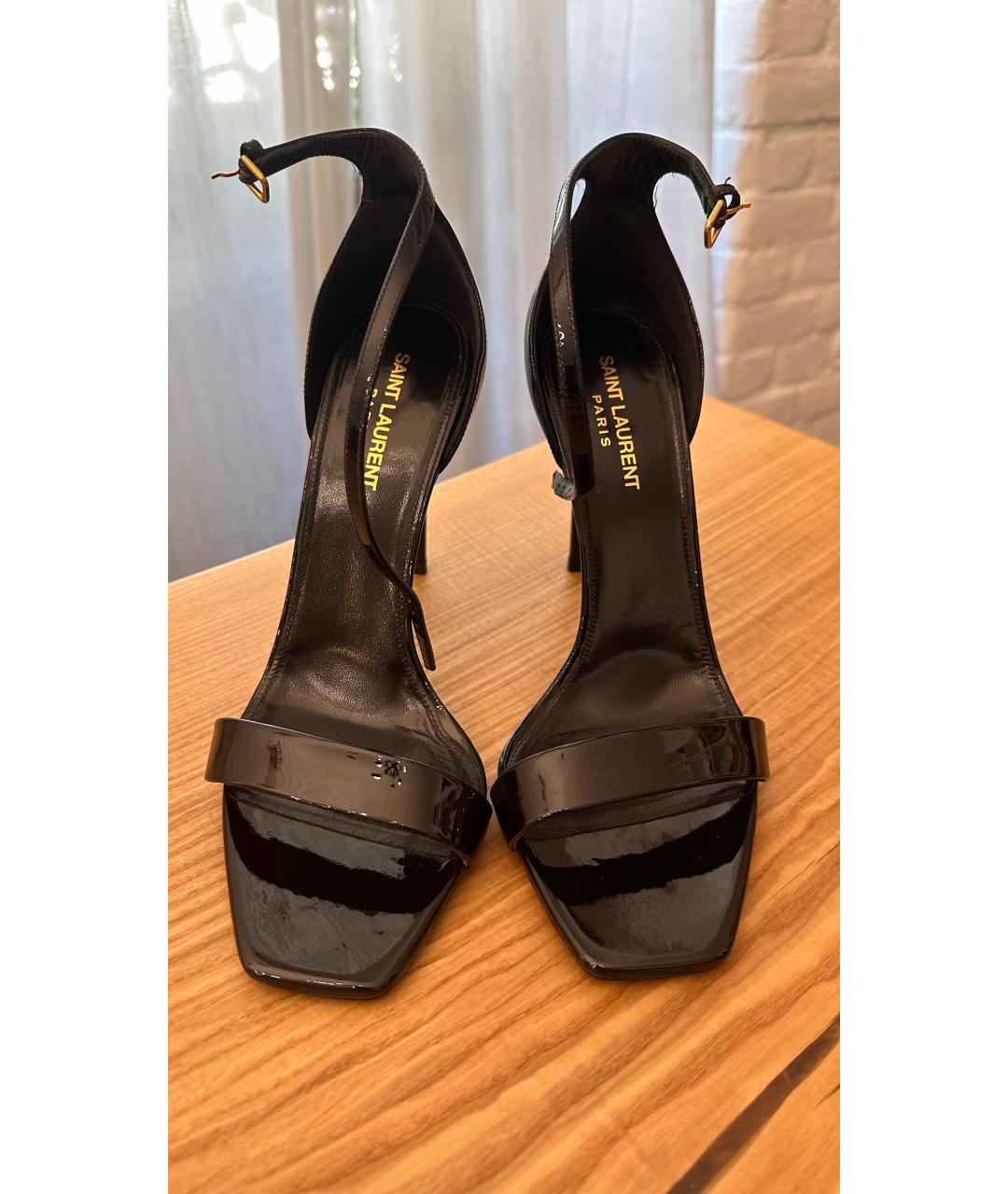 SAINT LAURENT Черные босоножки из лакированной кожи, фото 3