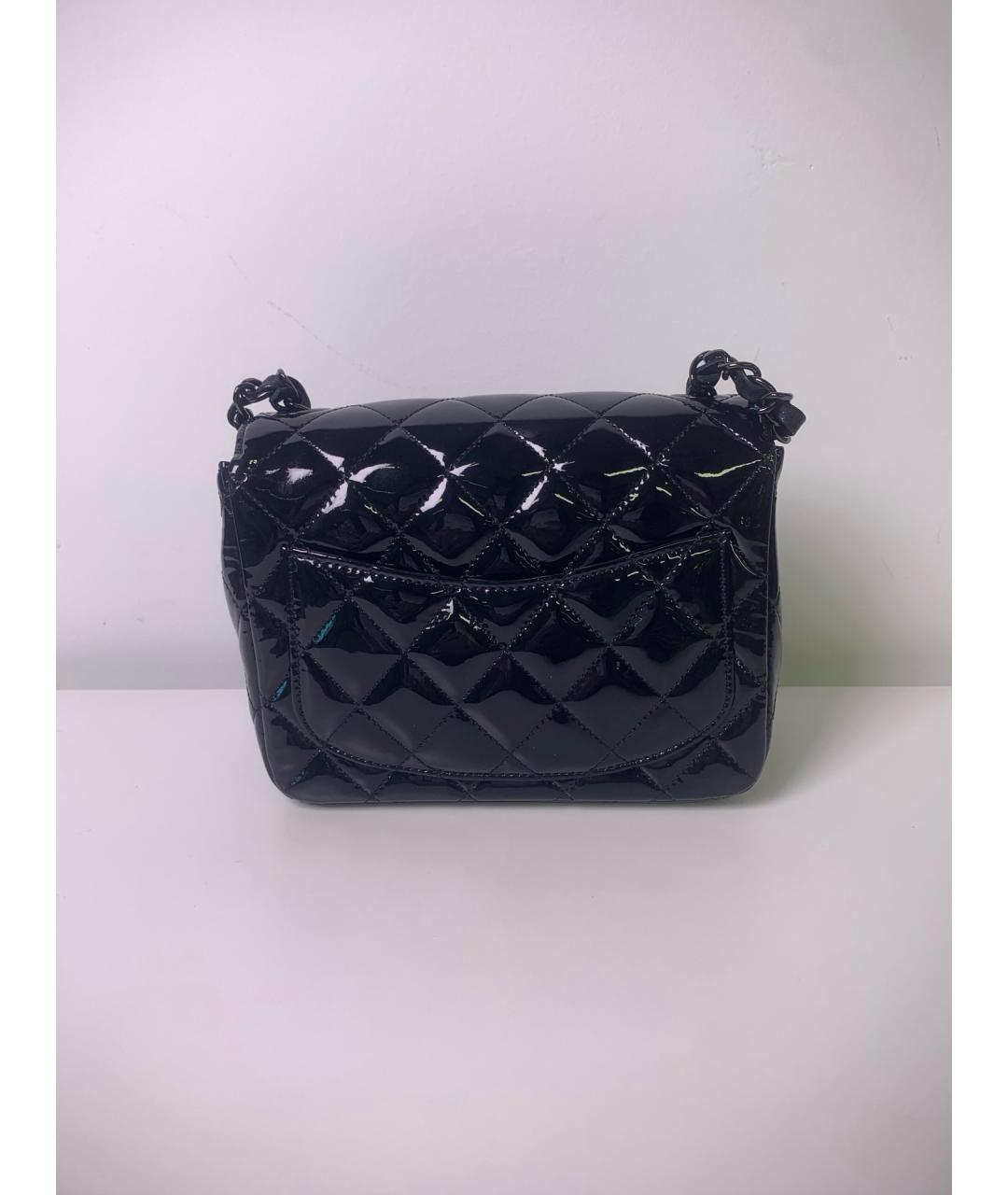 CHANEL Черная сумка через плечо из лакированной кожи, фото 2