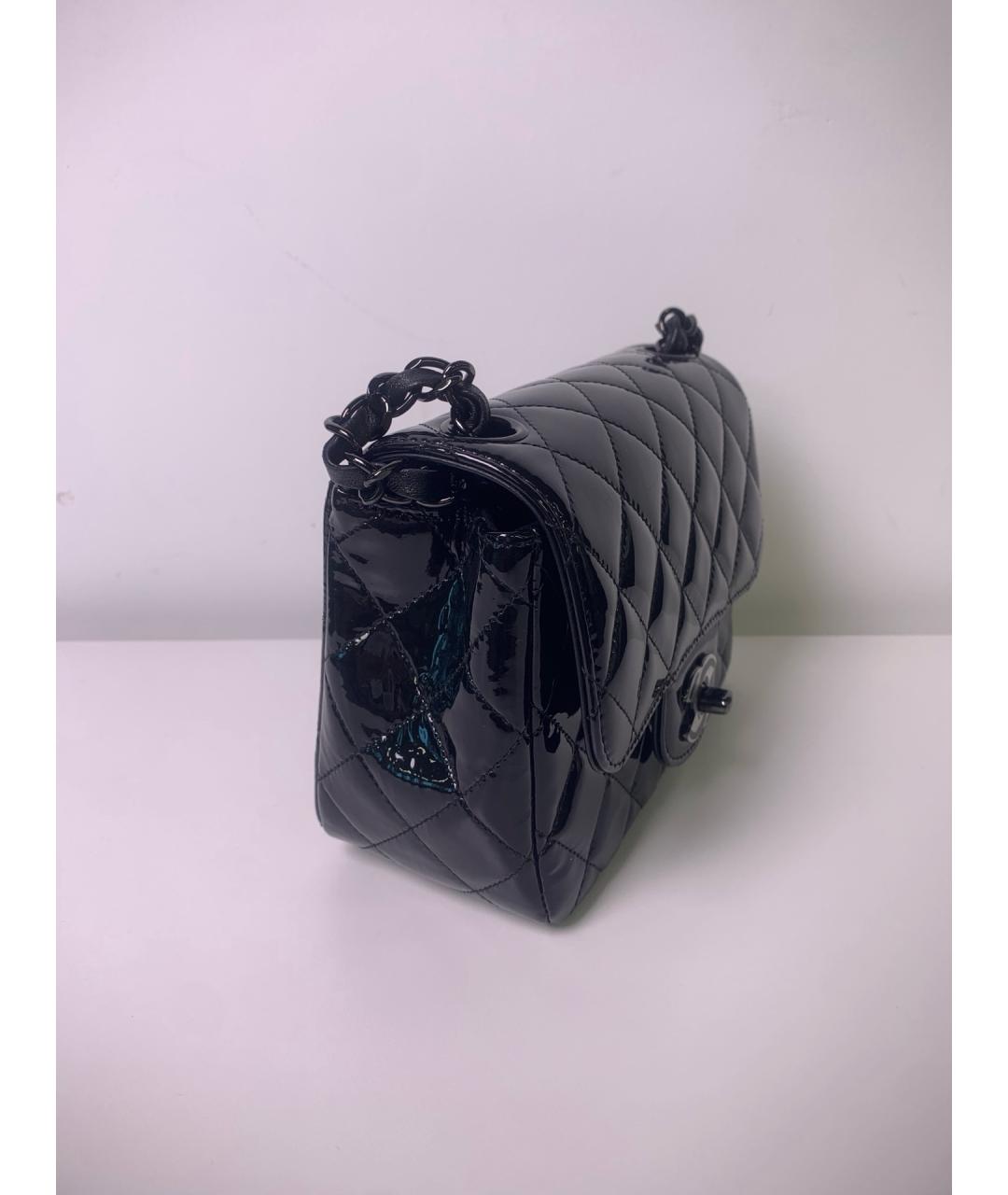 CHANEL Черная сумка через плечо из лакированной кожи, фото 4