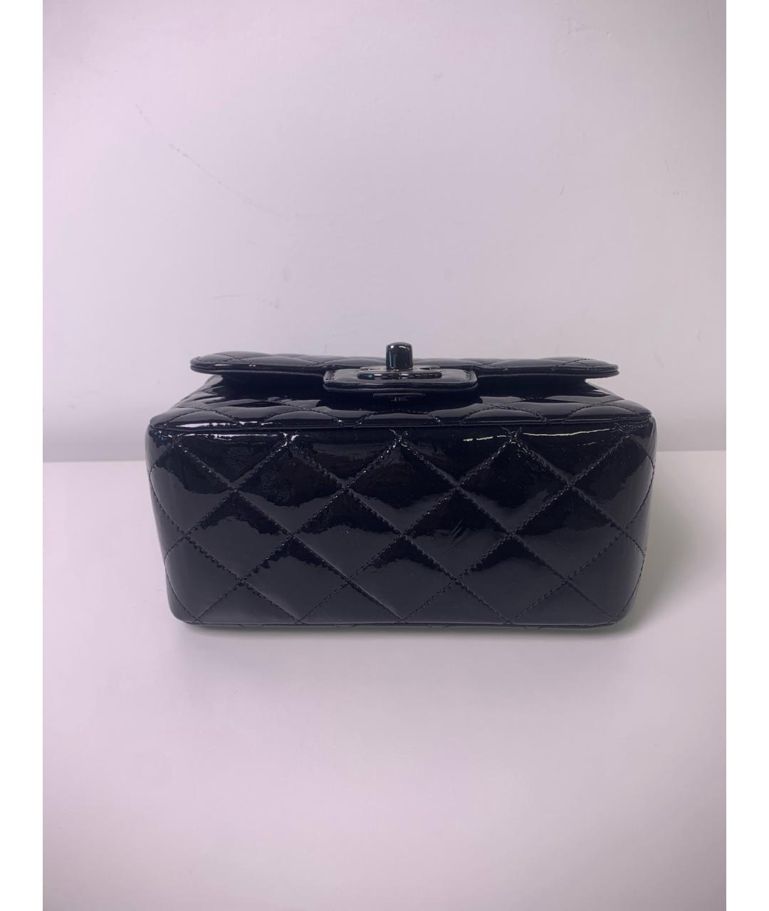 CHANEL Черная сумка через плечо из лакированной кожи, фото 3
