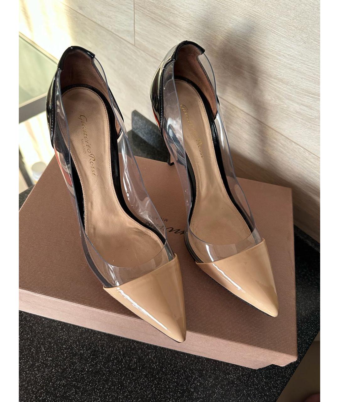 GIANVITO ROSSI Бежевые туфли из лакированной кожи, фото 2