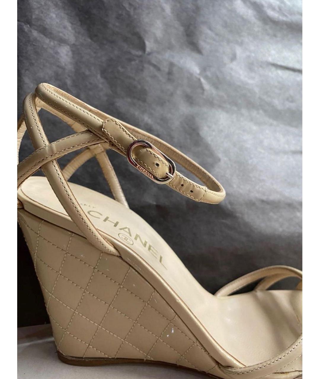 CHANEL Бежевые босоножки из лакированной кожи, фото 6