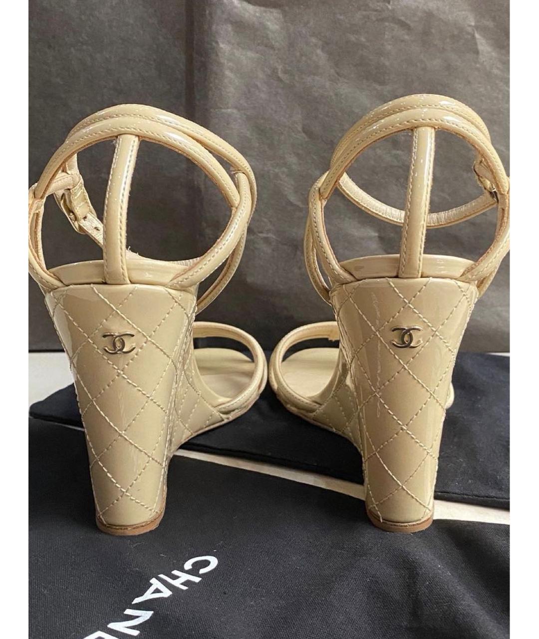CHANEL Бежевые босоножки из лакированной кожи, фото 4