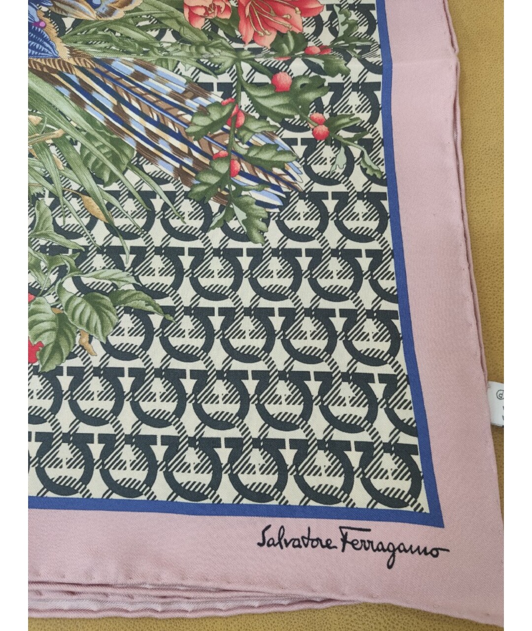 SALVATORE FERRAGAMO Розовый шелковый шарф, фото 3