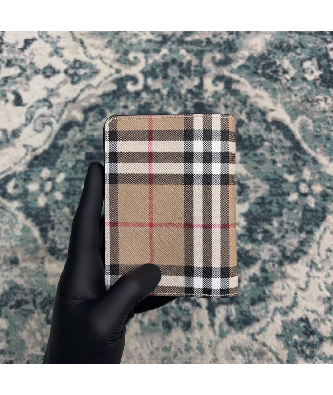 BURBERRY Бежевый кожаный кардхолдер, фото 3