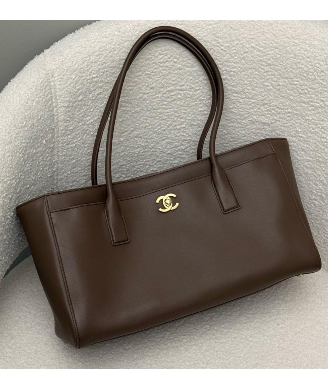 CHANEL Коричневая кожаная сумка с короткими ручками, фото 6