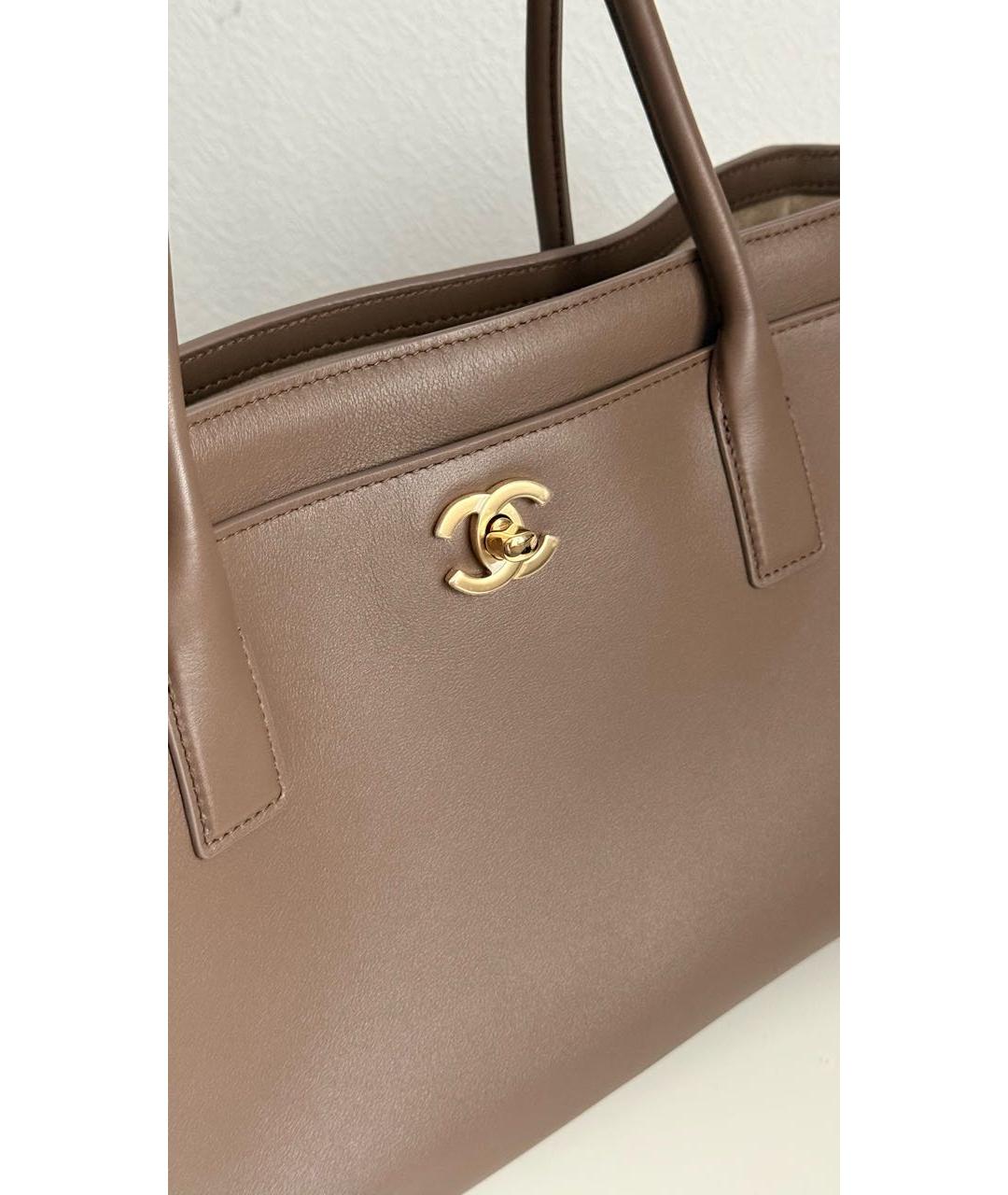 CHANEL Коричневая кожаная сумка с короткими ручками, фото 8