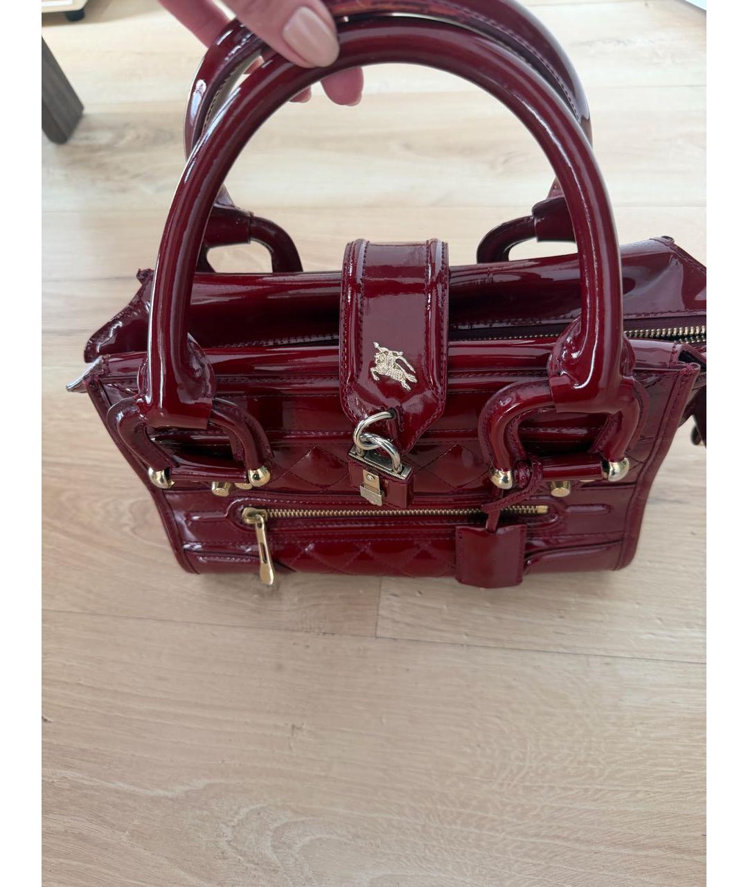 BURBERRY Бордовая сумка с короткими ручками из лакированной кожи, фото 2