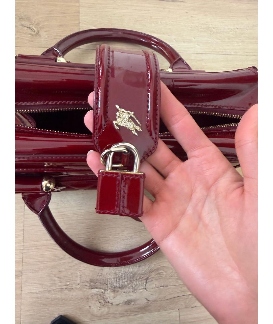 BURBERRY Бордовая сумка с короткими ручками из лакированной кожи, фото 3