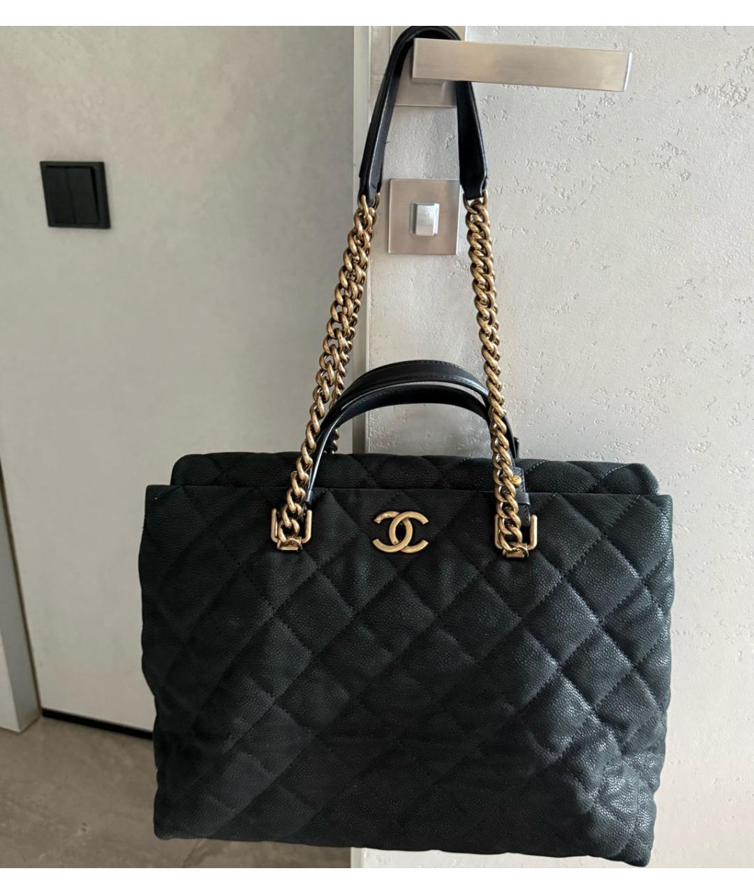 CHANEL Черная кожаная сумка с короткими ручками, фото 6
