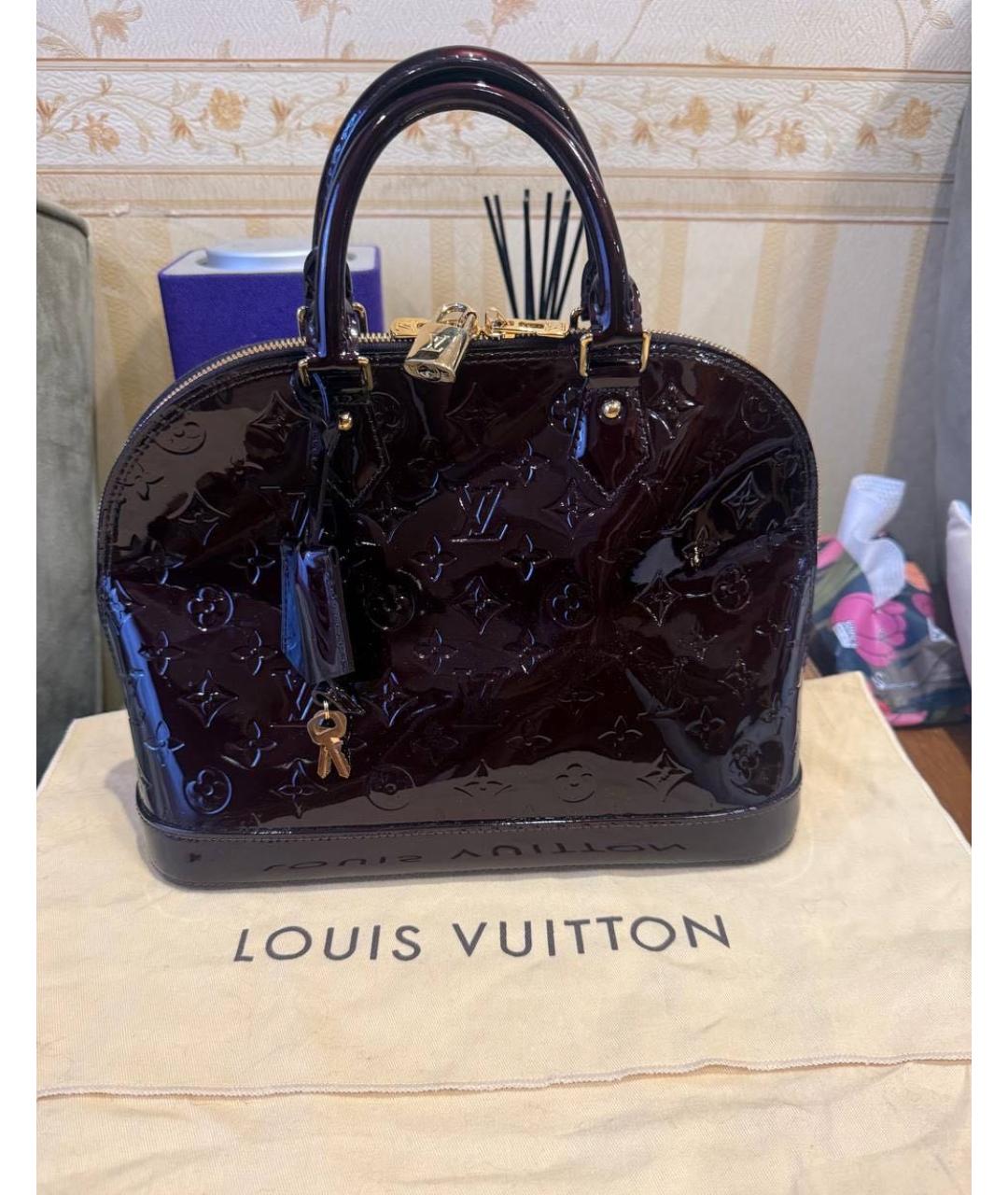 LOUIS VUITTON Бордовая сумка с короткими ручками из лакированной кожи, фото 5
