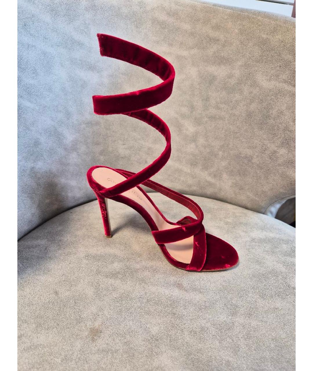 GIANVITO ROSSI Красные бархатные босоножки, фото 5