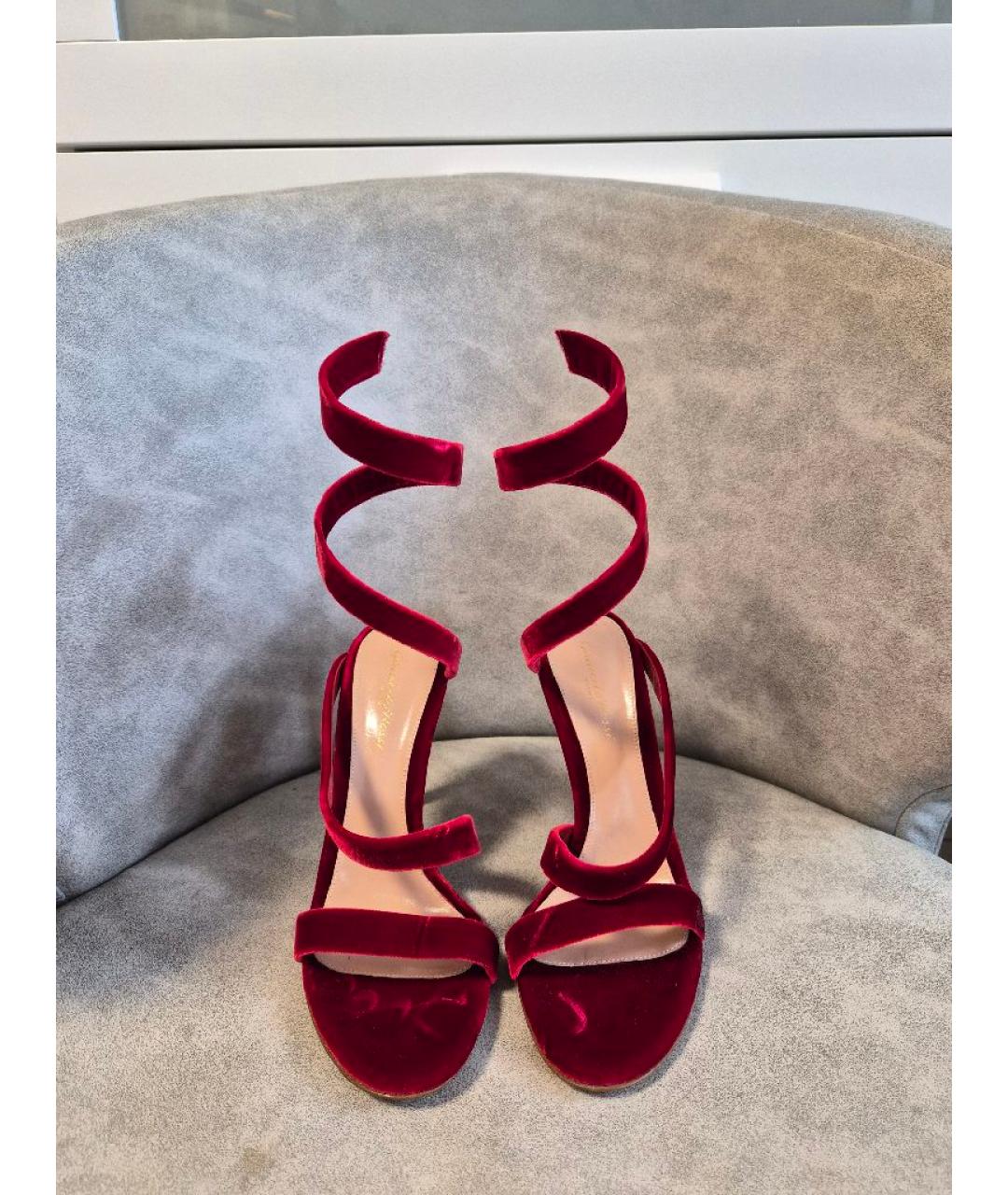 GIANVITO ROSSI Красные бархатные босоножки, фото 2