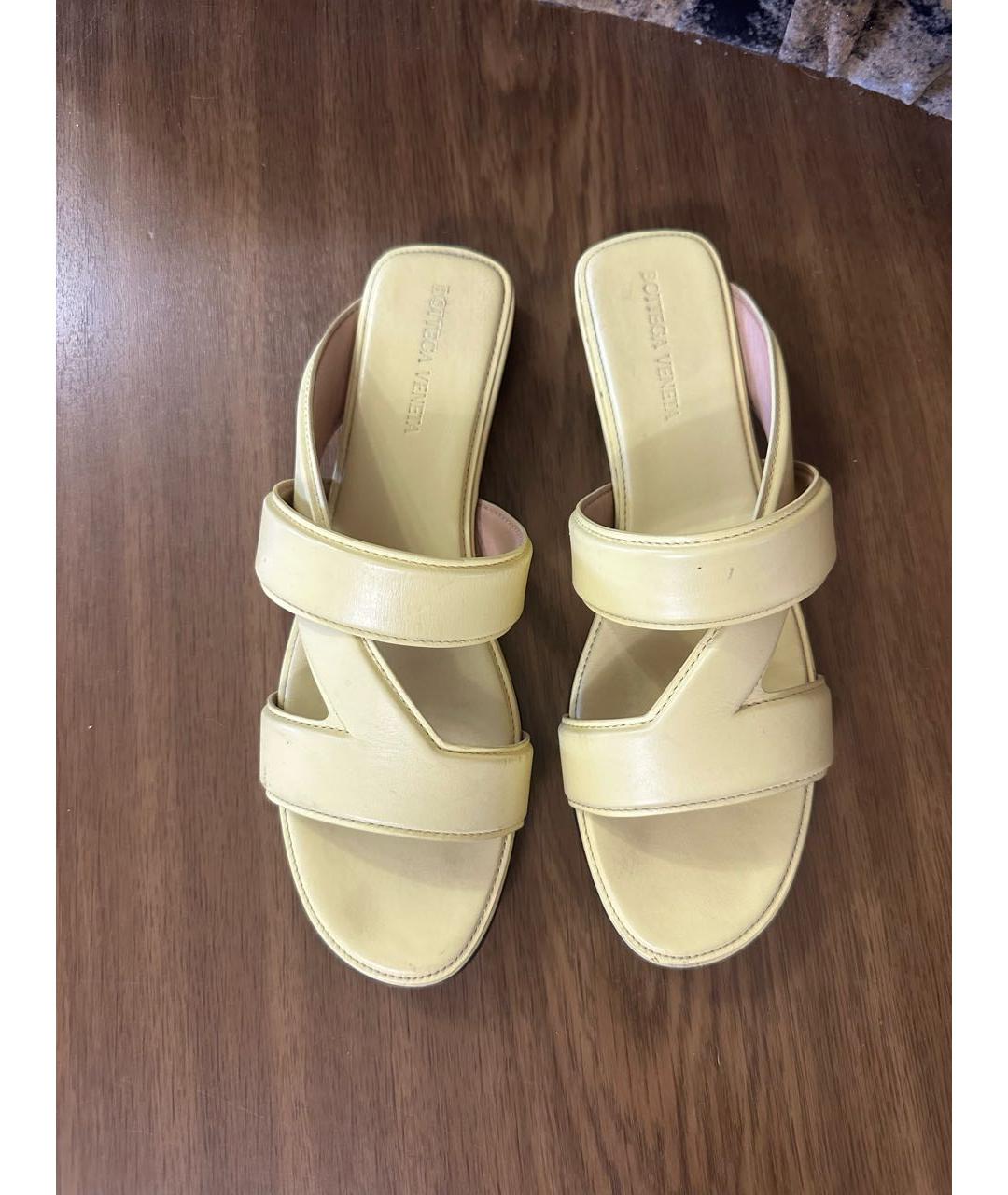 BOTTEGA VENETA Желтые кожаные мюли, фото 3