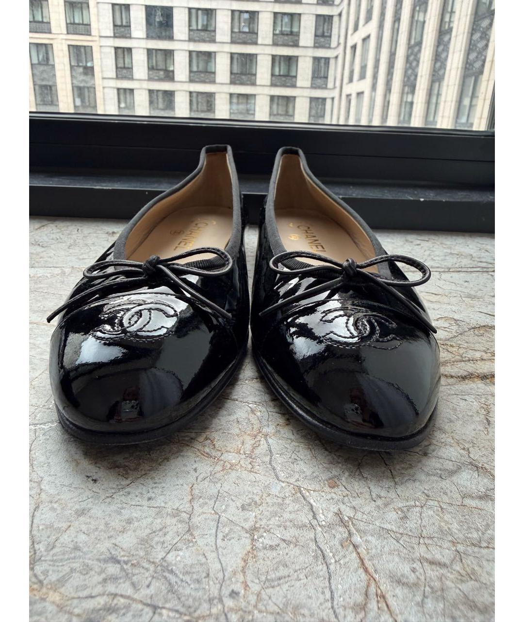 CHANEL Черные балетки из лакированной кожи, фото 2