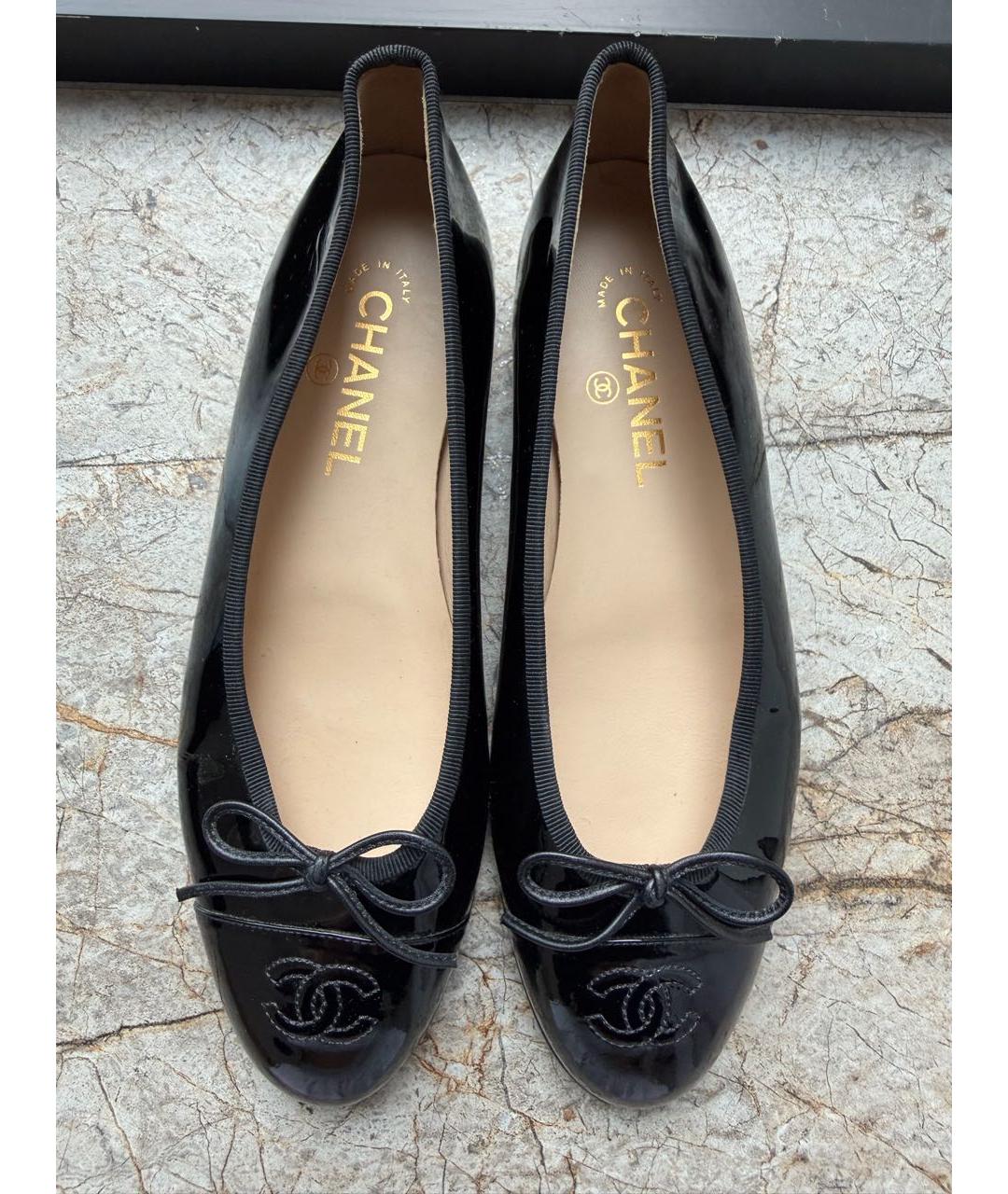 CHANEL Черные балетки из лакированной кожи, фото 3