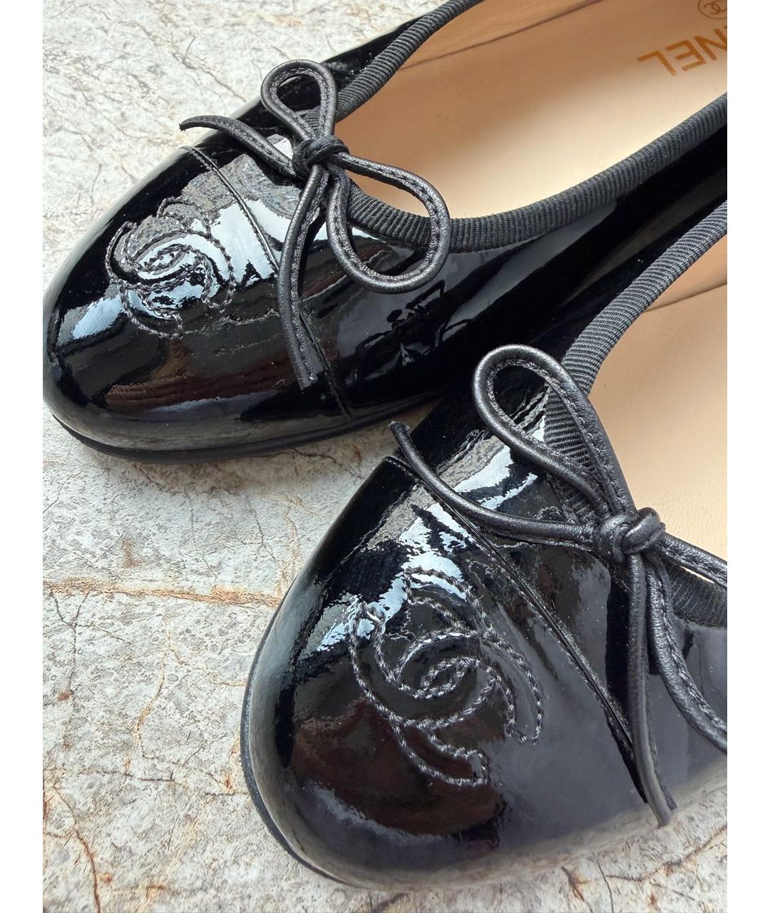 CHANEL Черные балетки из лакированной кожи, фото 7