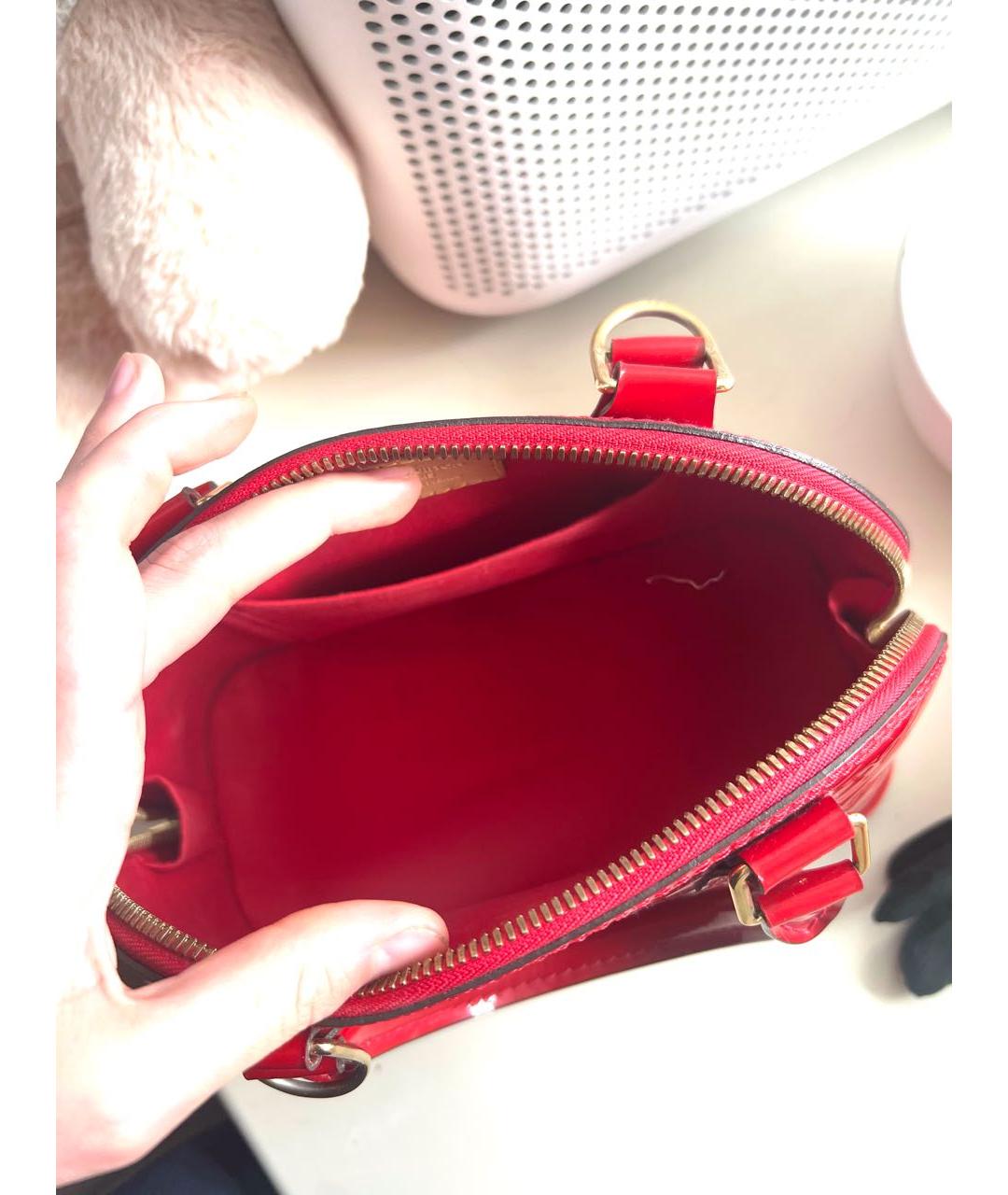 LOUIS VUITTON Красная сумка с короткими ручками из лакированной кожи, фото 7