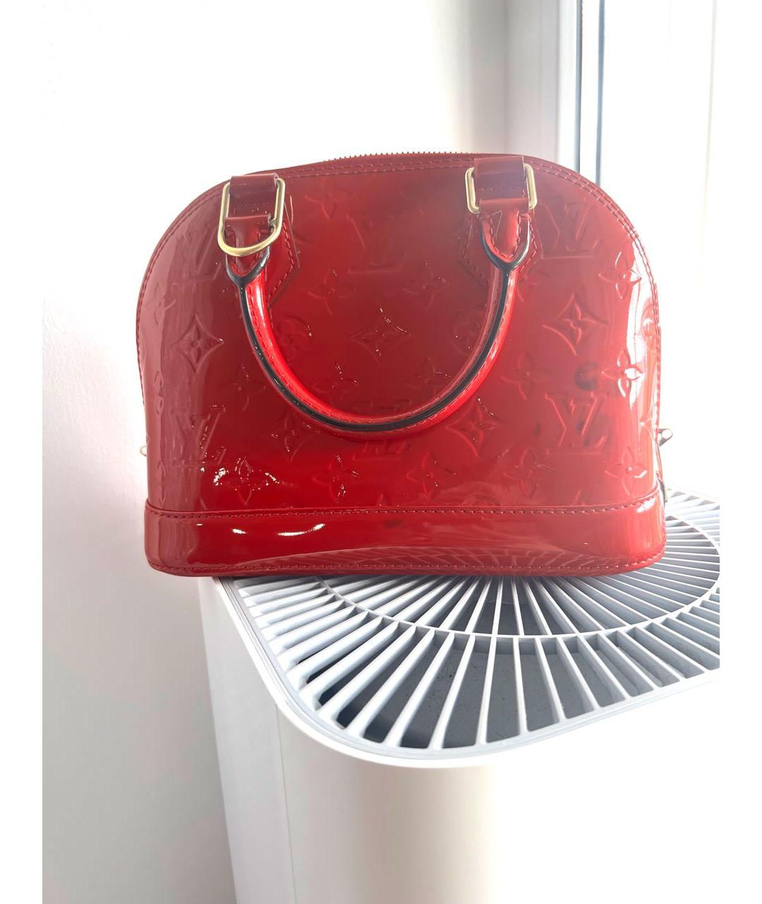 LOUIS VUITTON Красная сумка с короткими ручками из лакированной кожи, фото 8