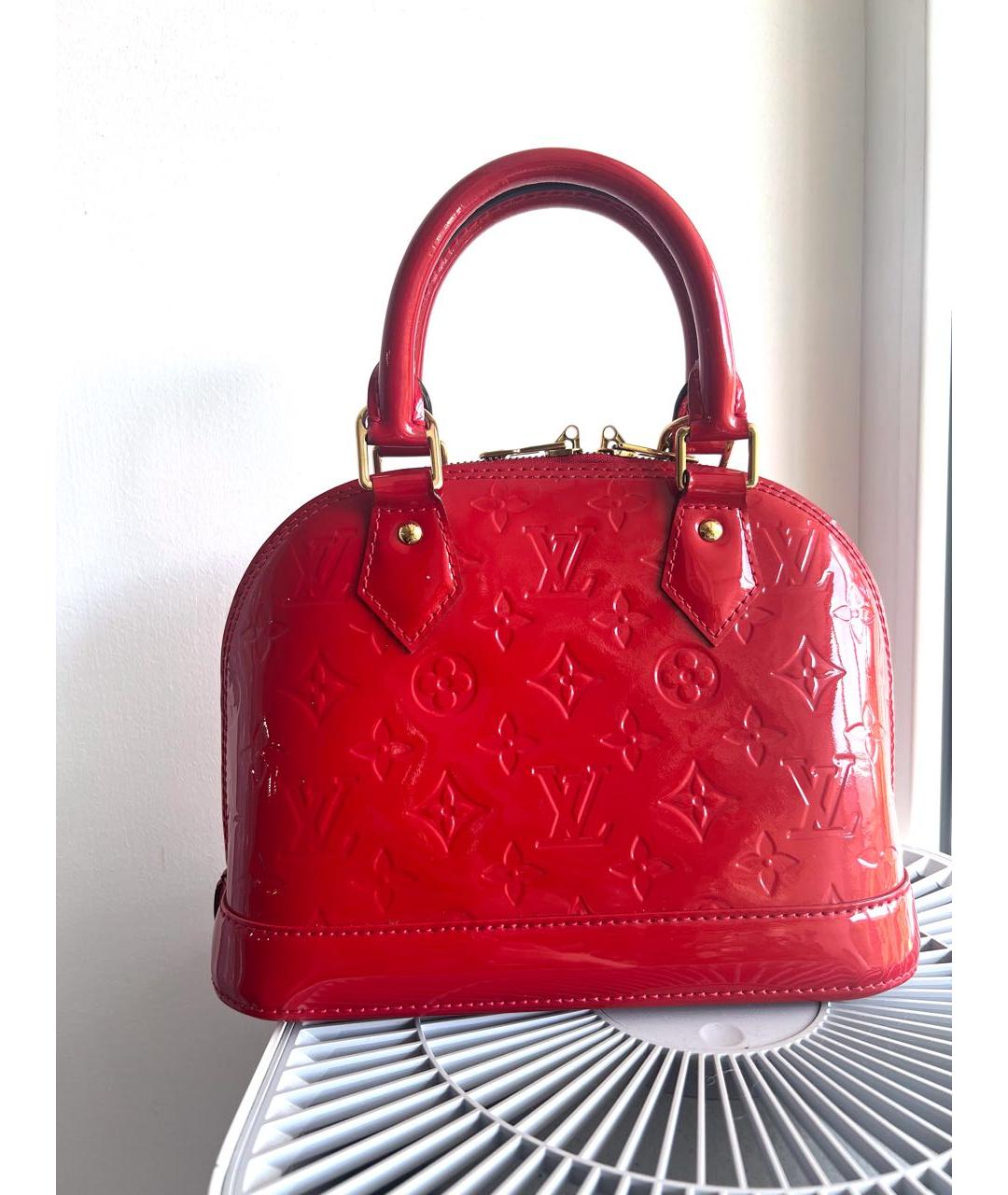 LOUIS VUITTON Красная сумка с короткими ручками из лакированной кожи, фото 9