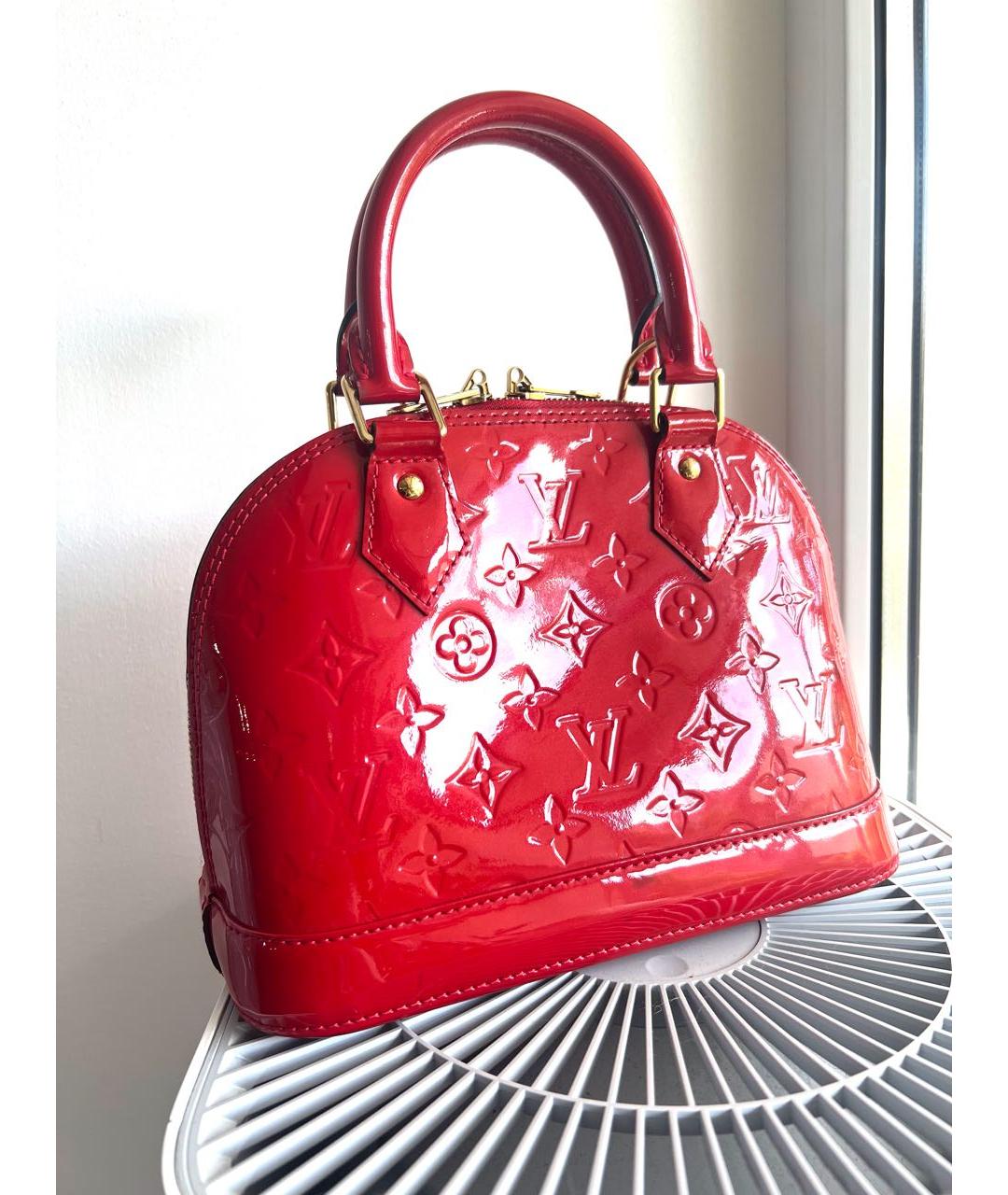LOUIS VUITTON Красная сумка с короткими ручками из лакированной кожи, фото 4