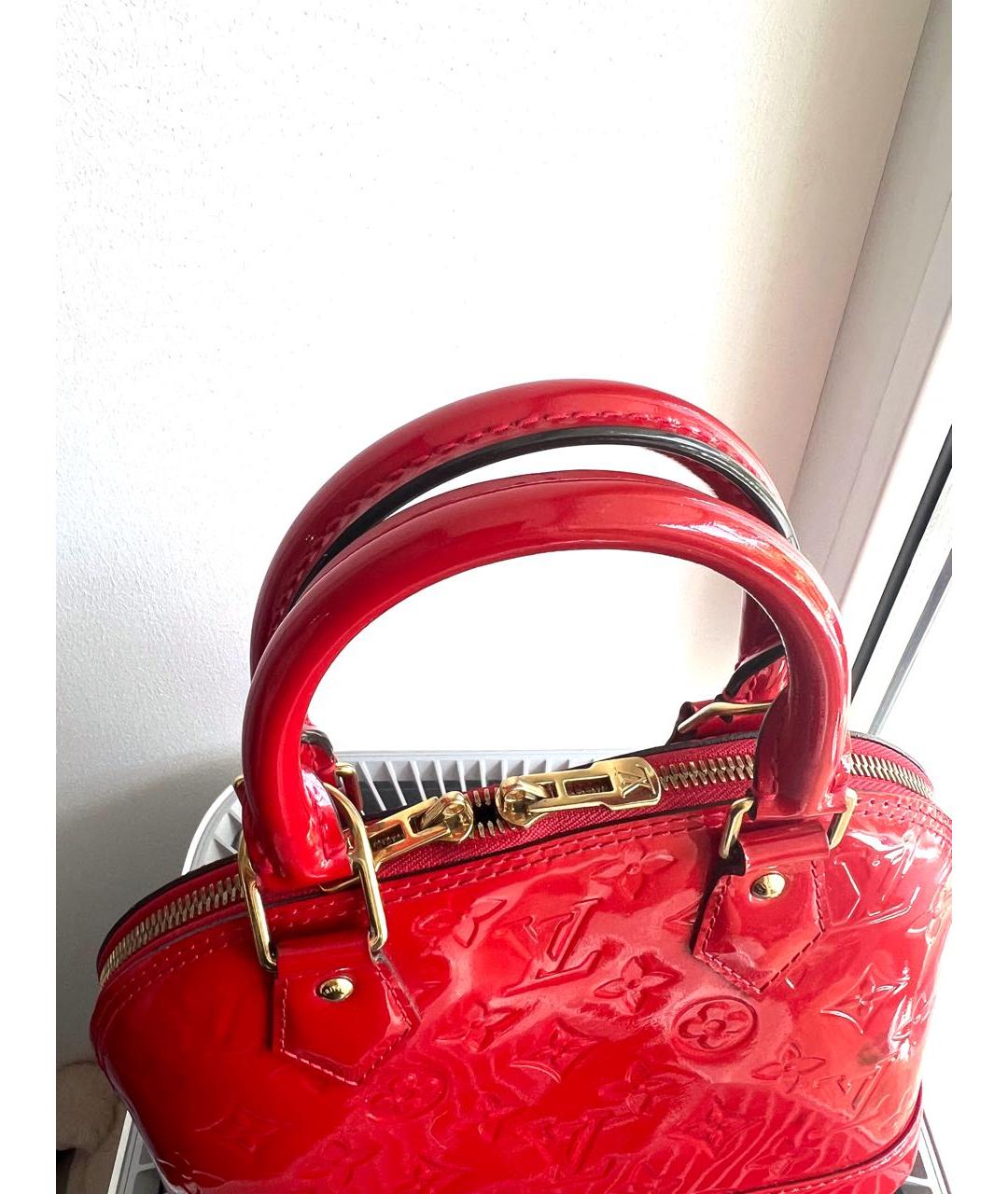 LOUIS VUITTON Красная сумка с короткими ручками из лакированной кожи, фото 6