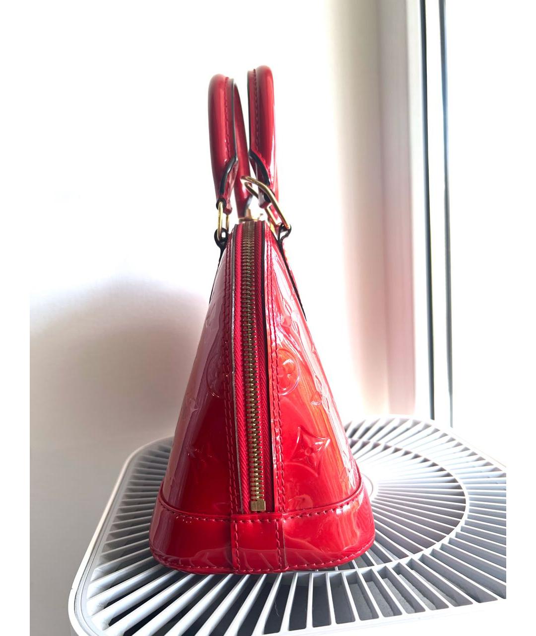 LOUIS VUITTON Красная сумка с короткими ручками из лакированной кожи, фото 3