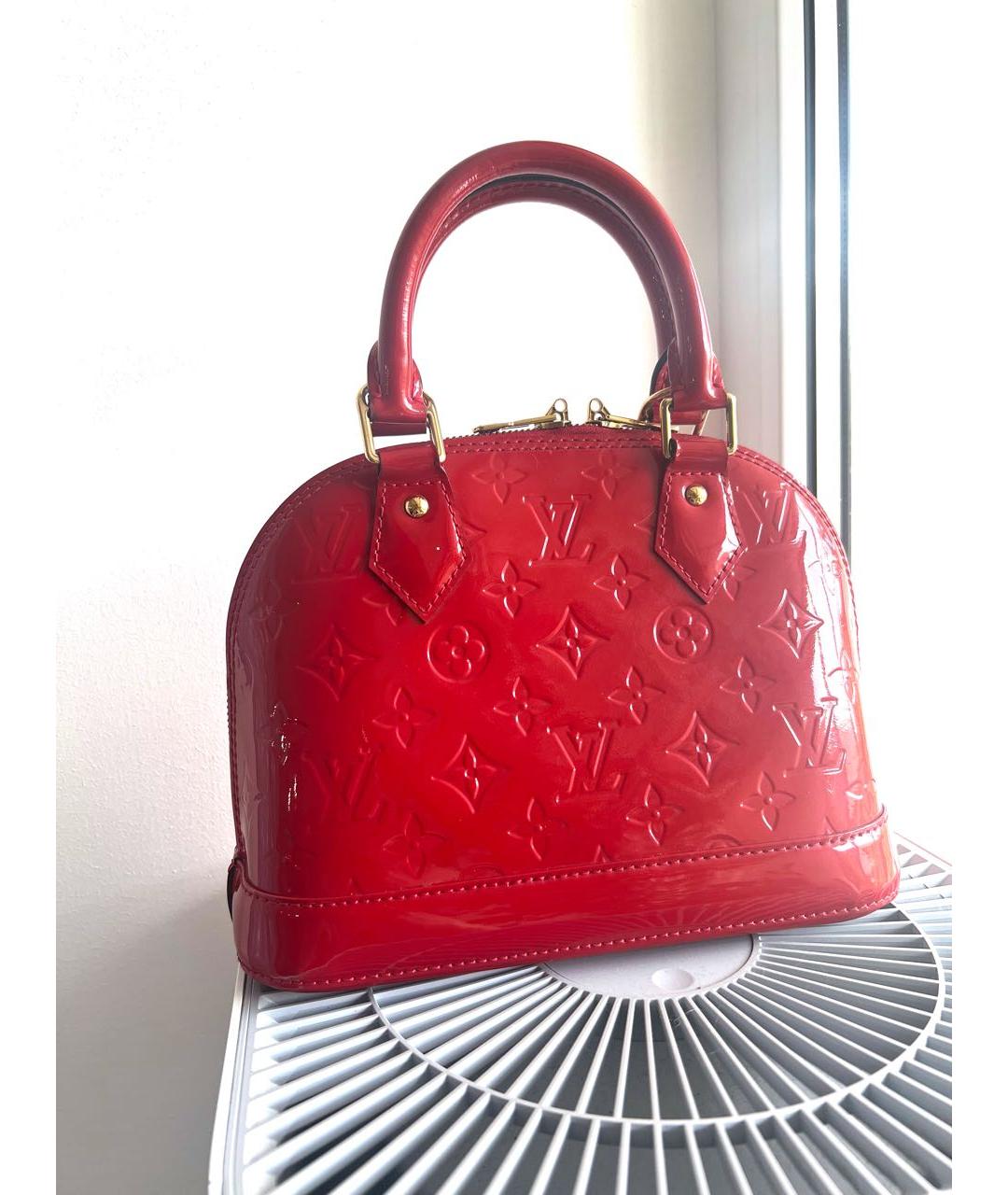 LOUIS VUITTON Красная сумка с короткими ручками из лакированной кожи, фото 2