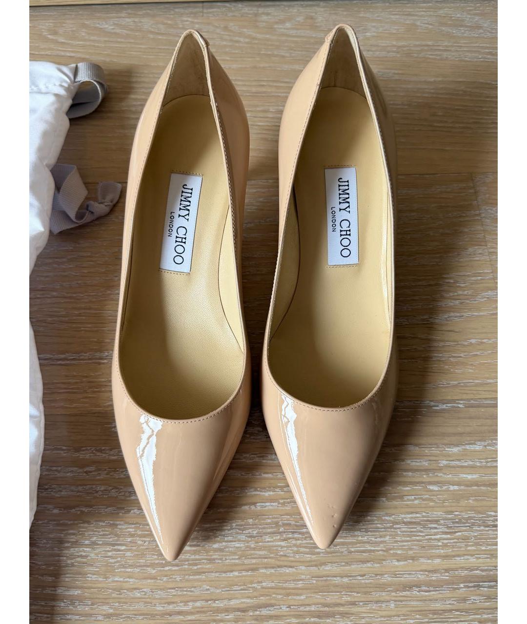 JIMMY CHOO Бежевые лодочки на низком каблуке из лакированной кожи, фото 2